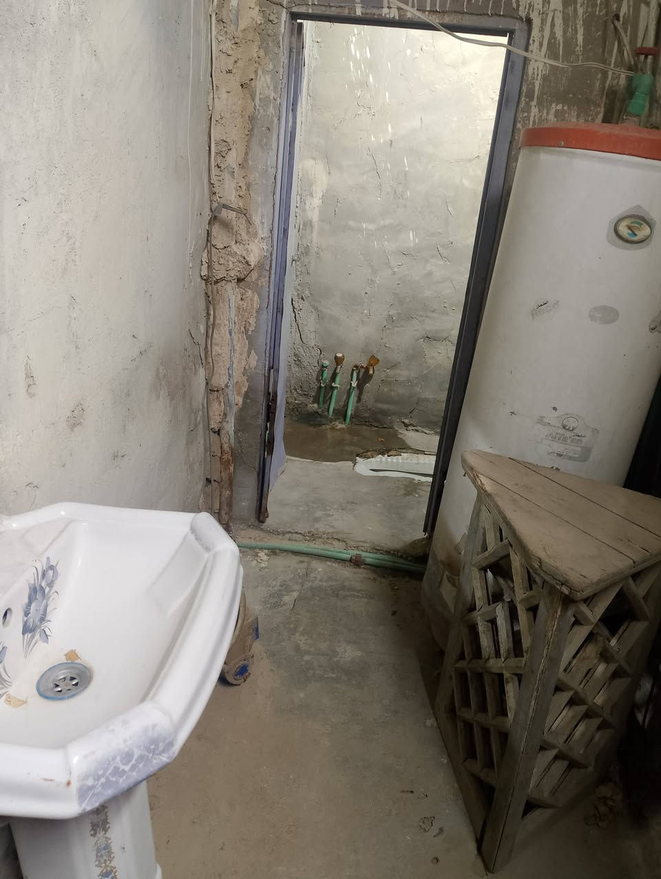سلام عليكم بيت للبيع مساحه 100 وا عرصه 100 بيت تجاوز على شارع كربلاء عمود 28 خلف اكريت مول ***********
