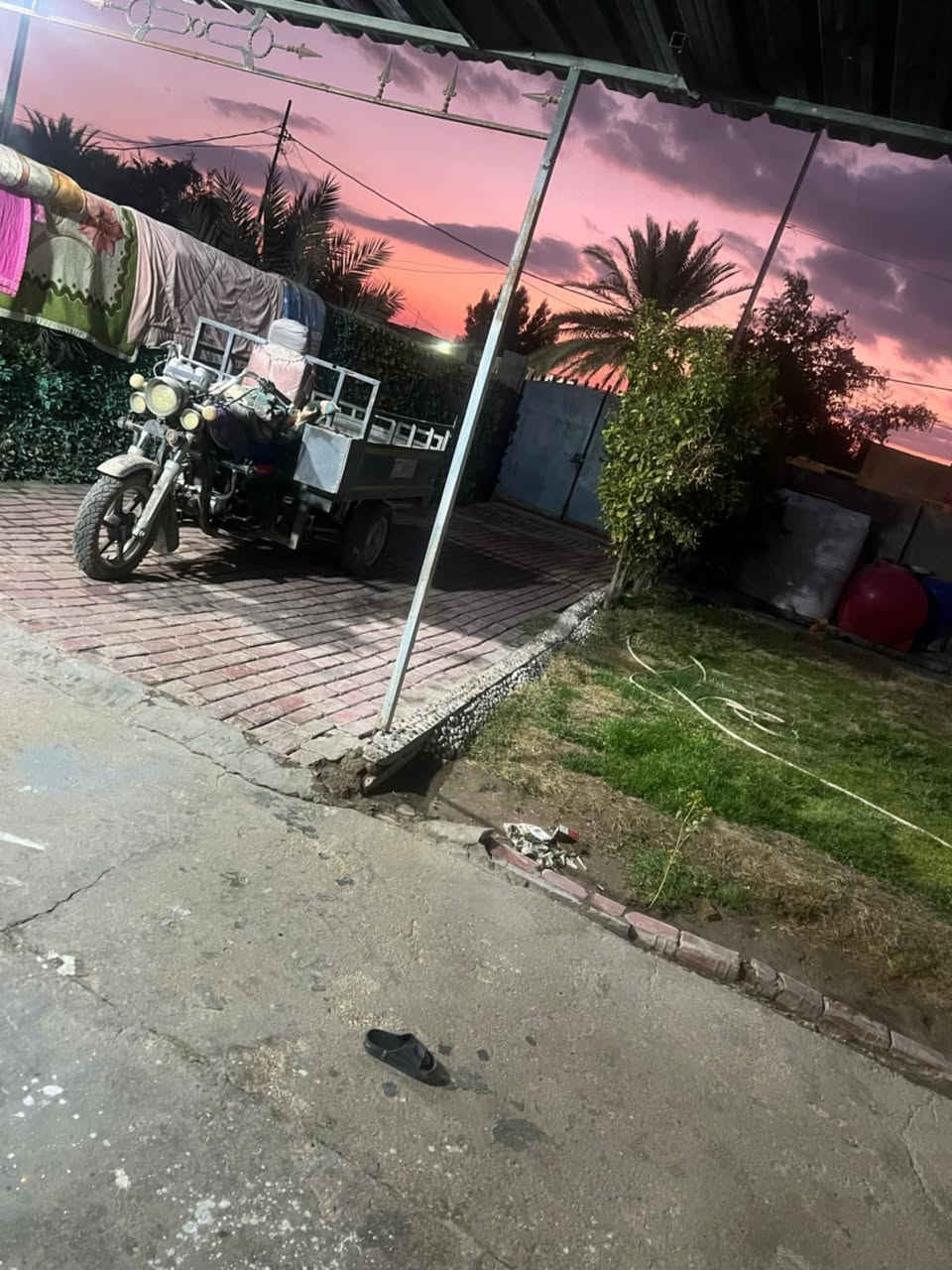 بيت للبيع قرب جامعه بابل منطقه السجاد عليه السلام مساحه 300م يتكون من غرفتين نوم وهول كبير واستقبال ومطبخ وباقي التفاصيل وحديقه يقع البيت ع الشارع تبليط للباب هاتف ***********
