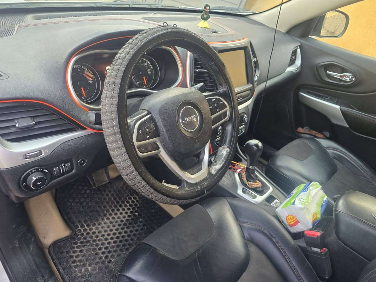 جيب بزون ترايل هوك 
لون ابيض 
موديل 2017 
6سلندر فور ويل ملغي
كير ومكينه كفاله عامه خير من الله 
تبديل باب وجاملق امامي جهه السايق إثر حادث بأمريكا حادث بالعراق باب الي بصف السايق تعمير فقط 
الباقي كله كفاله 
تخم تاير 
تبريد وتدفئه خير من الله 
فول مواصفات بانوراما مزدوجه على طول القمارة
السياره معوقين 
السعر 135 وبيها مجال حك الجية
الاستفسار ***********
