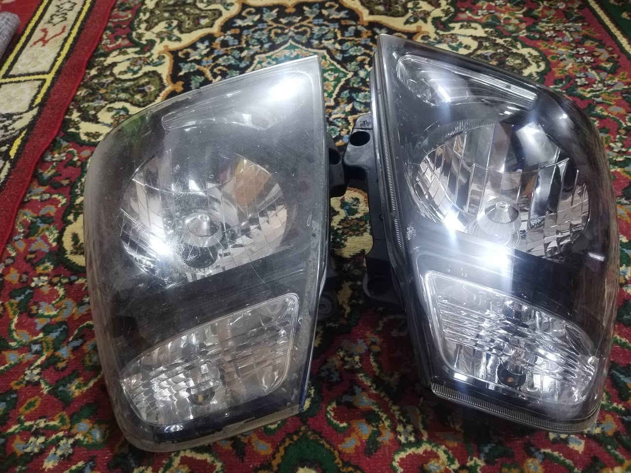 ✅زوج لايت ✅
الايسر بلادي اصلي نضيف كلش
الايمن تجاري جديد مامشدود
السعر 90الف بيهن مجال 
كربلاء 
***********
