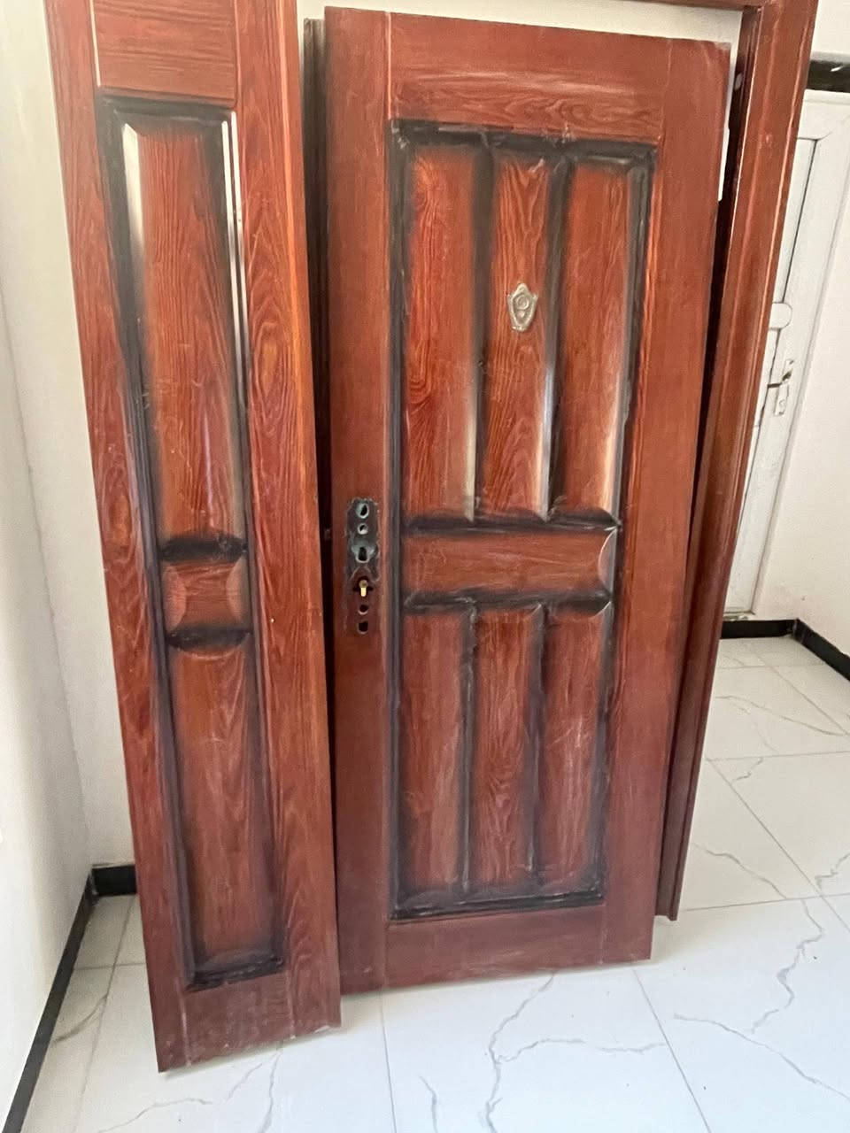 السلام عليكم  
باب قاصة للبيع 
مال شقق سكنية استعماله قليل 
مثل ما موضح ب الصور 
نضيف جداً  طلاكتين (بية طلاكة خدمية)
يجي وياه غراض اليدات مالته جديدات مشتريهن الى و نرمادات و البراغي مالتهن كاملات  
بيه ب الجانب الثاني كان بي شخوط و طعجات قليل ومصبوغ 
الي يعرف اسعارهن  لا يجي ويكسر بيه 
سعره 200 قابل للتفاوض 
موبايل ( بيه واتساب )
***********
