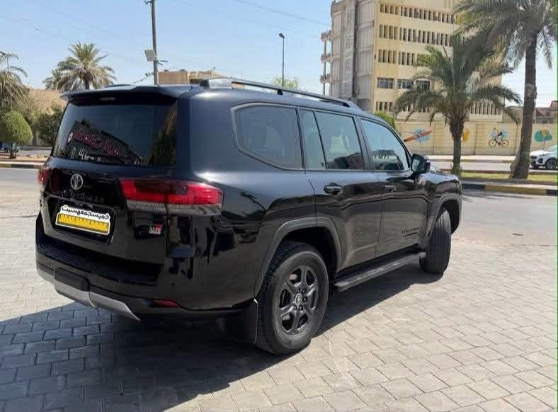 #اخت_الزيروووووو 🔥🔥
لاندكروز 2023 خليجي ( أعلى فئة باللاندكروز ) GR
* ﻿﻿ماشية 30 الف حقيقي  
* ﻿﻿ضمان شركة ساز (SAS) + مغلفة حماية كاملة PPF أصلي 
 مكفولة كفالة عامه من الصبغ والتبديل والحادث وكلشي 
فووول المواصفات السياره   1/1
• محرك 6 سلندر توين تيربو،
جير 10 سرعات.
• دبل (ثقيل/ خفيف)،
دفلوك أمامي وخلفي،
نظام الزحف،
• رادار أمامي،
الحفاظ على المسار،
كاميرات 360.
• شاشة كبيرة،
تبريد وتدفئة مقاعد،
ثلاجة، شحن لاسلكي، فتحة سقف.
كامل لمسات وجنوط GR Sport الأصلية.

مكان السياره بغداد 
للاستفسار ***********
