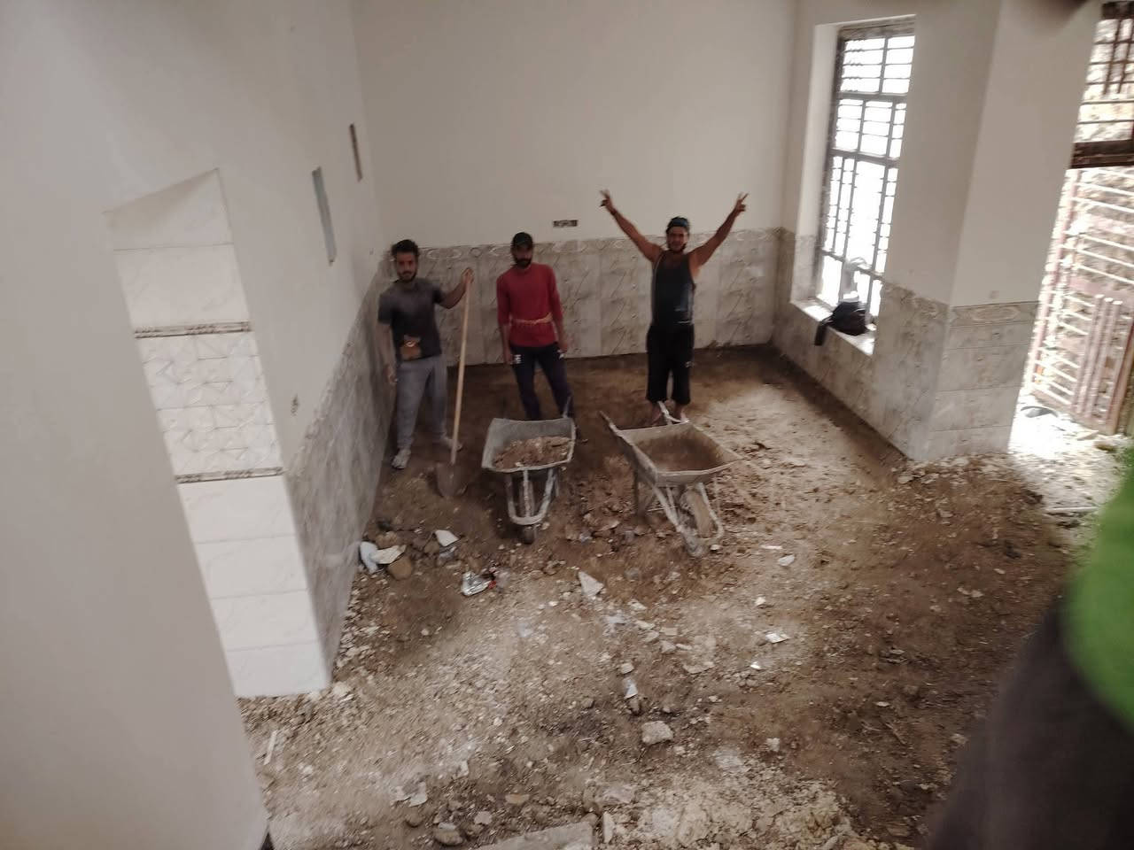 سلام عليكم  /  يوجد كادر عمل جاهز /  تصعيد مواد /  تنضيف بيوت /  تفليش /  تكشيط /  دفن نهري /  شقلنه ليل ونهار /  ومعداتنه جاهزه  ومالك دخل بكلشي تأخذ شقل جاهز مني سلمني شقل وتأخذ شقل جاهز / ماعليك بس تصال على رقم /// ***********  وسياره تجيك للبيت
