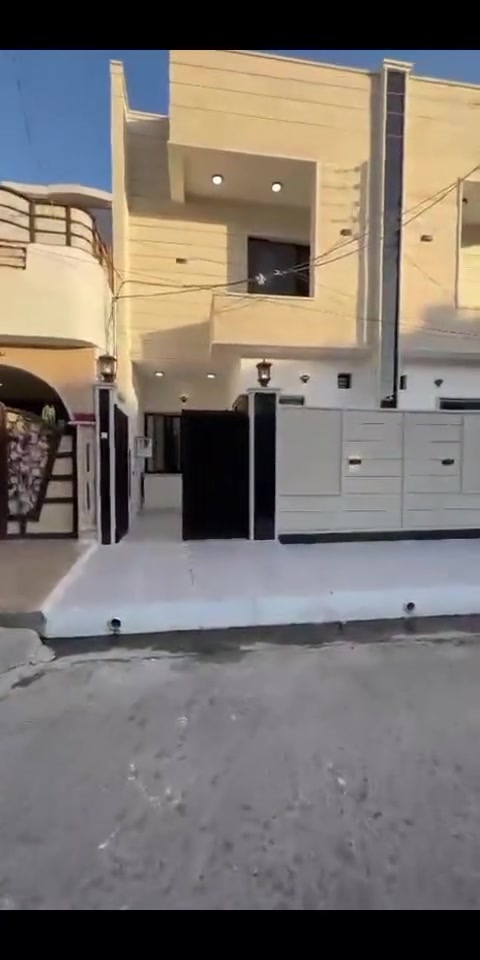بســــم الله الرحمن الرحيم 

متاح داران للبيع في حي الاخاء قرب كنيسة تيتانك

مساحه الدار الواحد 100 م. واجهه.   5 م 

بناء حديث فول فول 

طابقين يحتوي على 4 غرف نوم 
نضام دكت سبّلت ستلايت كهرب ثقيل 

للاستفسار الاتصال على 
***********
***********
مكتب البرج الذهبي للعقارات
