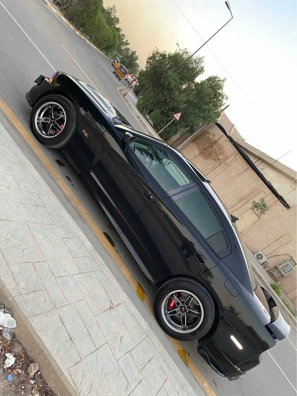 لسلام عليكم 
جارجر 13 اصل SRT
خليجي كلين تايتل بدون قطرة صبغ 
فول فتحة كشنات تدفئة تبريد والخلفيات تدفئة
ستيرن تدفئة كلاصات حار بارد 
فقط الباب الخلفي الايمن مبدل نفس اللون بلادي
باقي السيارة كلها مكفولة من ضربة ومن حادث 
عليها طابوكة 5700 
كلشي بالسيارة SRT بلادي ثلاجة واكسل قفل وباقي التفاصيل ماشية 205 كيلو 
منظومة زنون درجة اولى سوارات متغير 60 لون 
تخم ويل وتخم تاير جديد 
فجوج برمبو 
السعر / 170 ورقة وبيها مجال 
*********** بغداد, العراق
