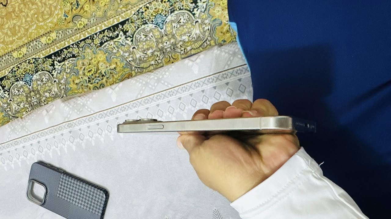 السلام عليكم
ايفون ١٥ برو ماكس 
ذاكره ٢٥٦
بطاريه 
٨٧
ماسنر 
بس الظهر مكسور 
السعر 900 الف وه بيه مجال 
***********
