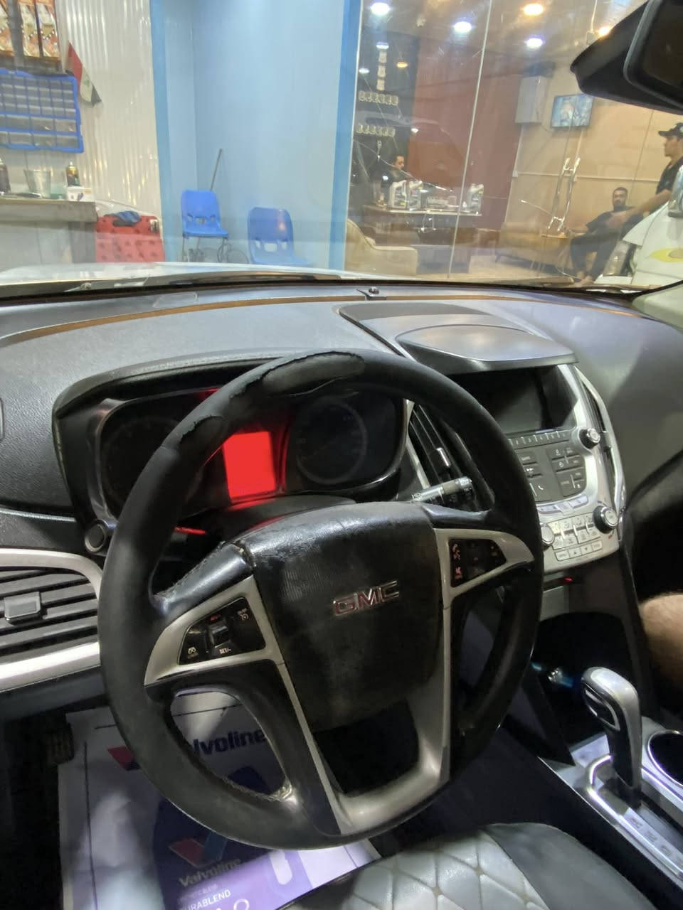 السلام عليكم جمسي تيران 2013 حادثها ال3 قطع الاماميه سنويه بعدها مساقطه تحويل مباشر السياره بيها نقوصات كيرها بي مشكله وصدرها واكع والقماره مرشوشه اثر جراد مكينه جديده داخلها نضيف كشرها زين شايل روحه بيها منضومه زنون اصلي كهربائيات كلها شغاله السعر75 قفل مكاني بغداد حي الجهاد للاستفسار*********** واتساب موجود
