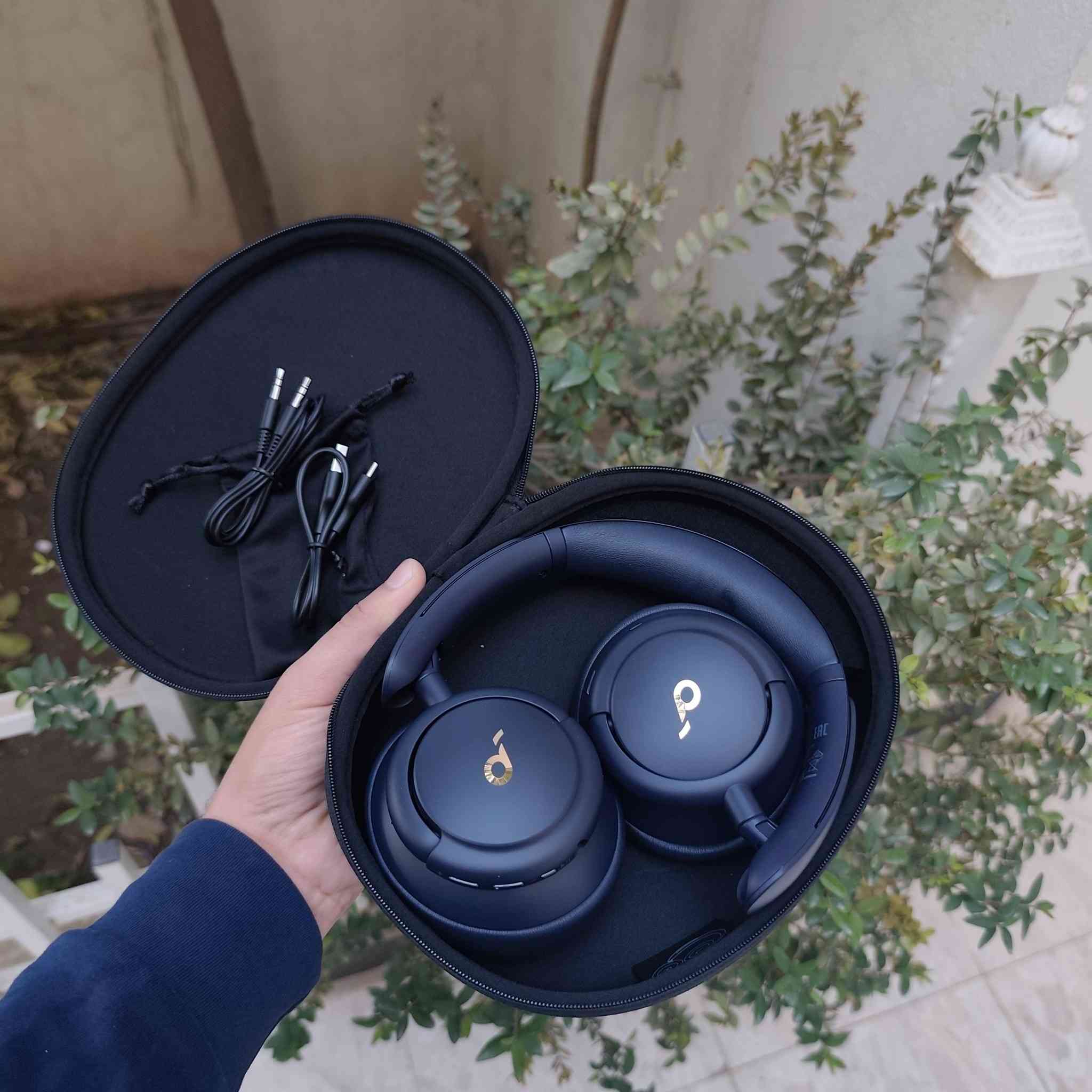 Anker Soundcore Life Q30 
(الصور خاصة بالسماعة اني مصورهن)
سماعة انكر اصلية
لون نيلي مميز
جديدة غير مستعملة واصلية
سماعة راقية واصلية 
إلغاء الضوضاء: تعتمد على ميكروفونات مزدوجة للكشف عن الضوضاء الخارجية وتصفيتها.
جودة الصوت: معتمدة لصوت عالي الدقة (Hi-Res Audio) بفضل مشغلات (Drivers) بحجم 40 ملم توفر صوتاً نقياً وباس قوياً.
البطارية: توفر وقتاً طويلاً للتشغيل يصل إلى 50 ساعة عند تفعيل خاصية إلغاء الضوضاء (ANC) وحتى 80 ساعة عند إيقافها.
الشحن السريع: شحن لمدة 10 دقائق يمنحك حوالي 4 ساعات من الاستماع.
ميزات إضافية: تدعم وضع الشفافية (Transparency Mode)، وخاصية الاقتران السريع من جوجل (Google Fast Pair)، وإمكانية تخصيص الصوت عبر تطبيق Soundcore. 
متوفر توصيل لكل العراق 🇮🇶


**إذا كنت صاحب هذا الإعلان وتريد حذفه لأي سبب، رجاءا أرسل رسالة إلى الدعم الفني**