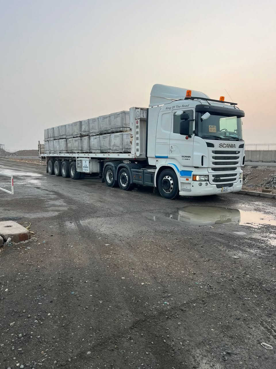 السلام عليكم سيارة للبيع سكانيه سنكل امامي  موديل 2013 معلايه حجم (420) رقم بصره كامره حساس ريتايدر تخم تاير + عربانه حداديه 4 محاور 14 شاصي 16 نص جناب للاستفسار (***********) مكان السياره بصره اني مكلف بل نشر
