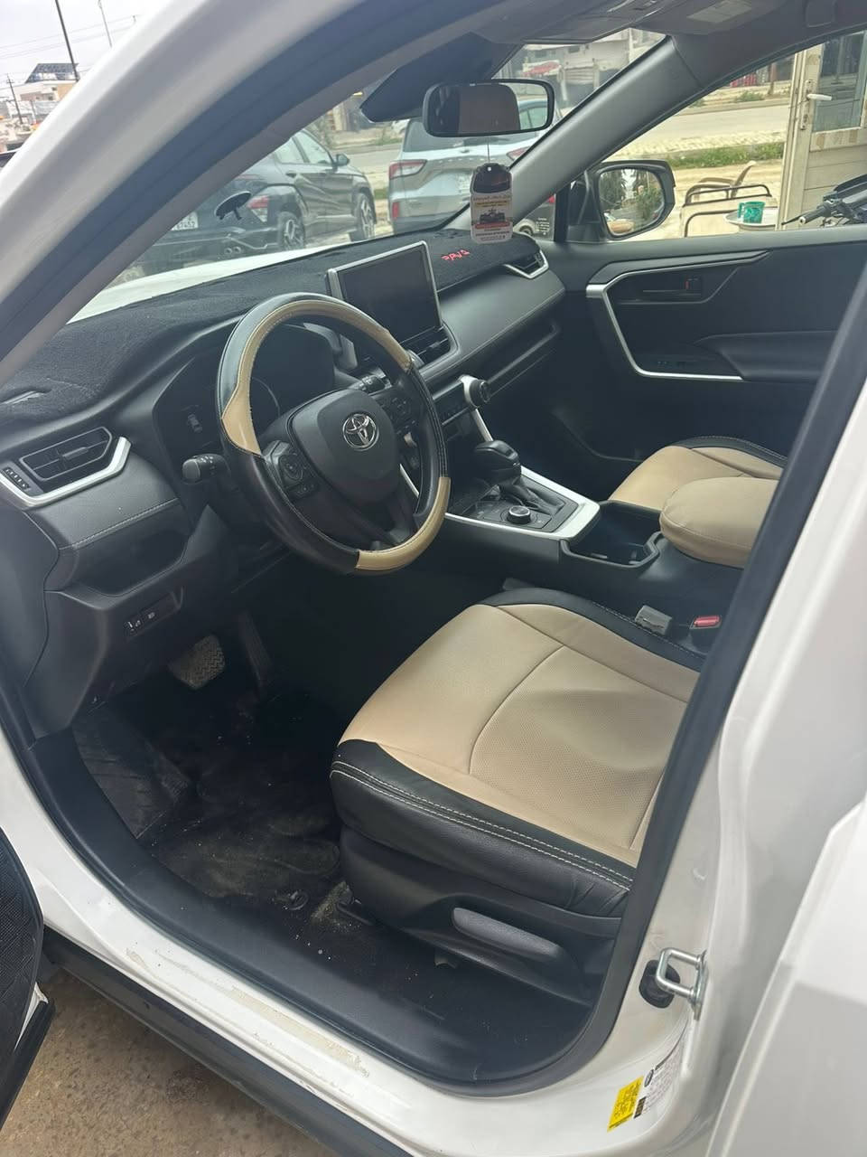 السلام عليكم راف فور2023 LE
محرك 2500 هايبرد مواصفات الLE معروفه 
السياره ماشيه ٤٧ الف كيلو 
ضرر السياره بنيد مبدل نفس اللون و شويه صبغ بالجامرلغ سياره جدا نظيفه و حلوه رقم بغداد بأسمي 
عنواني ديالى بعقوبة تفاصيل اكثر علخاص 
السعر 207 بيها مجال 
***********
