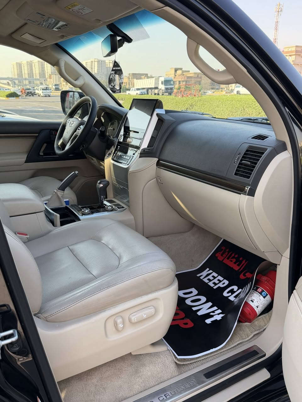 لاندكرو 2019 ساز باب اول  رقم بغداد تحويل ثاني يوم ماشيه 128 الف كيلو :

فتحه 
كشنين كهرباء 
جنطه كهرباء 
عداد ليزري 
5 بصمات 
3 شاشات 
كشنات جلد 
مري قلاب 
مري قابله للطي اوتو 
8 ايرباك 
حساس امامي خلفي 
شاشه كبيره كامره دواره 
السياره  باب اول اصليه 
السياره بيها جاملغ خلفي صبغ فقط بدون دواخل تبديل  بدون بارد بدون تبديل السعر 450 ورقه و بيها مجال للشراي لل استفسار الاتصال ***********7
