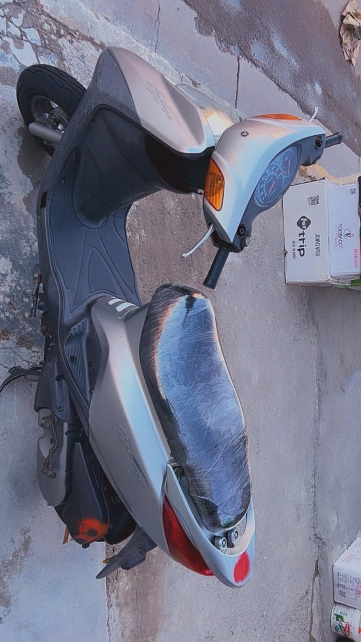 سلام عليكم دراجة ابريز للبيع الون سلفرسرعة 140 دراجة رمبه  صارلها شهر من نازله كلش نضيفة امانت الله برغي واحد ممفتوح. بيها الي يريد يجيب فيتر ويا ويفحص عنواني بغداد حرية شارع 30 حي السلام يم الملعب السعر 1100 وبيها مجال للطيبن الي.يحب يتصل هاذا رقمي ***********. دراجة كلها ختم واحد
