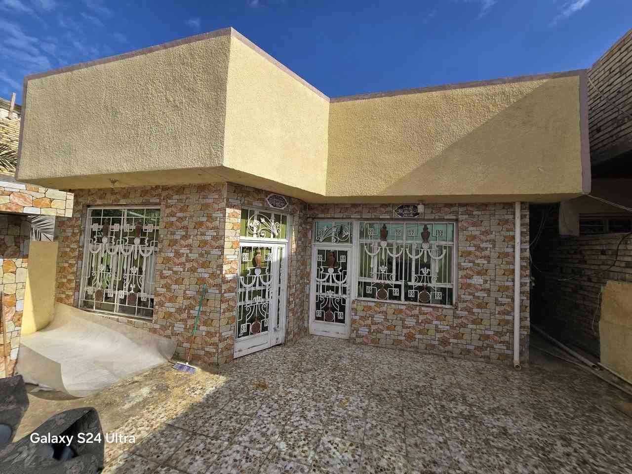 دار للبيع مساحته 200متر طابو صرف يبعد ع الشارع العام 200متر 
عالي ع الشارع مجاري فول طابق واحد يرهم طابقين غرف 2نوم + هول+ استقبال+ حمام داخلي+ استقبال +كراج سياره داخلي العنوان/الحله /شارع ٨٠ مقابل مدينه العاب ارض بابل للاستفسار اكثر الاتصال ع الرقم ***********
