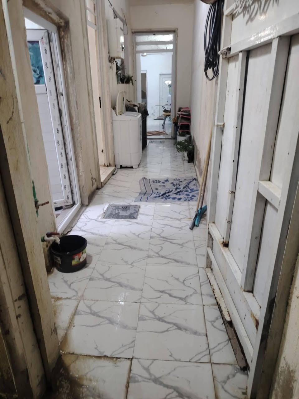 دار للبيع طابو زراعي سند ٢٥ المساحه ٩٠ متر واجهيه ٥ النزال ١٨ طابق ونص الاول صب مسلح الطابق الثاني سكف سندويش مكون من غرفتين الطابق الأول غرفه نوم وصاله واستقبال  ومطبخ وحمام داخلي وترك بصف الغرفه 
الطابق الثاني غرفه نوم وبلكونه وحولي الدرج وسطح خلفي موقع الدار الكرغوليه مقابيل أسواق اسطنبول السايد الواحد بيت نضيف وكامل خدمات ماء كهرباء تبليط وقريب الشارع العام السعر ٥٥ بي مجال  
للاستفسار ***********
