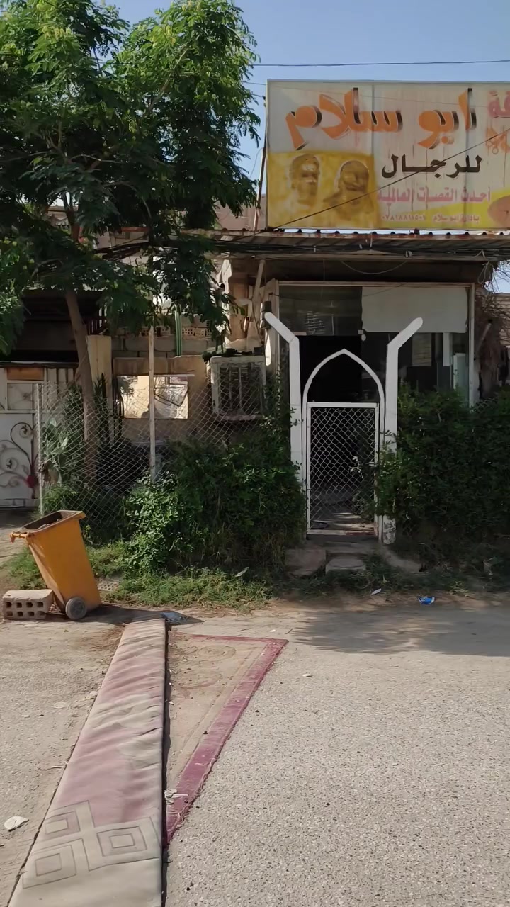 السلام عليكم بيت ركن حي العمال مساحه واقع حال ٥٠٠ البيت جاهز ٦ غرف نوم واستقبال وصالتين ومجاري للاستفسار الاتصال على الرقم ***********
