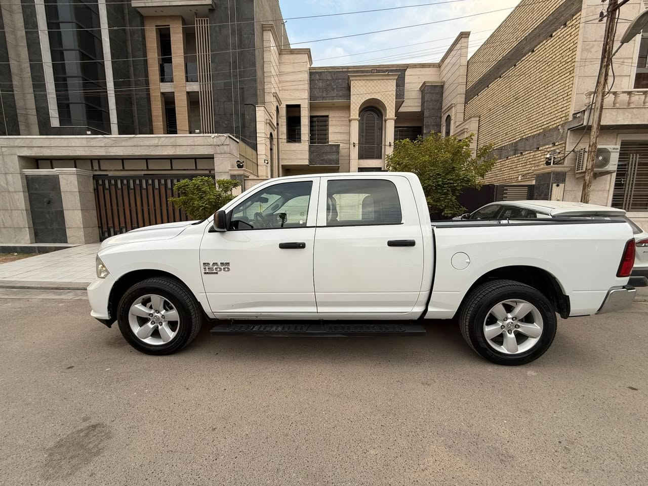 دوج رام كلاسك 2022 بسمي 
حادث سطحي بسيط جاملغ صبغ وجتي قطعتين كلير من امريكا بدون دواخل بدون ايرباك  ولسونار موجود ماشية 36 الف السيارة جديدة 
العنوان بغداد المنصور او حي العدل 
*********** 
السعر 265 وبيها مجال
