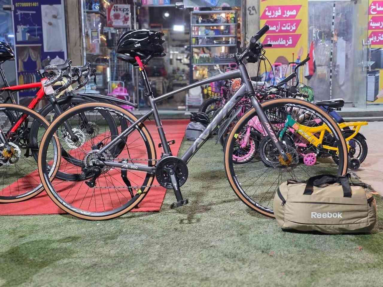 بايك الطرق السريعه C700  ماركة افرا حجم 28
المعدن المنيون بالكامل
بريك دسك نظام هيدروليك 
عدد السرعات 8X3 سستم A3
ويل رياضي نظام بولبرن
دوسات المنيوم 
قبضات ستيرن جانبية 
السعر 280 الف مع تجهيزات تشمل كالآتي 
1 خوذه اصليه رياضيه 
2 حقيبة ماركة ريبوكس
3 فيدرالية 
4 كفوف رياضي ( قفازات )
5 قفل اصلي متحرك
6 عطر فرنسي 
7 جاملغات (واقيات طين)
8 النكي ثلاثي مفك براغي
9 ستاند جانبي وقوف الدارجة
10 بم هواء 
11 سرج طبي 
12 ستاند موبايل ولايت وهورن شحن 
*********** واتساب 
مكاني بغداد مدينة الصدر
