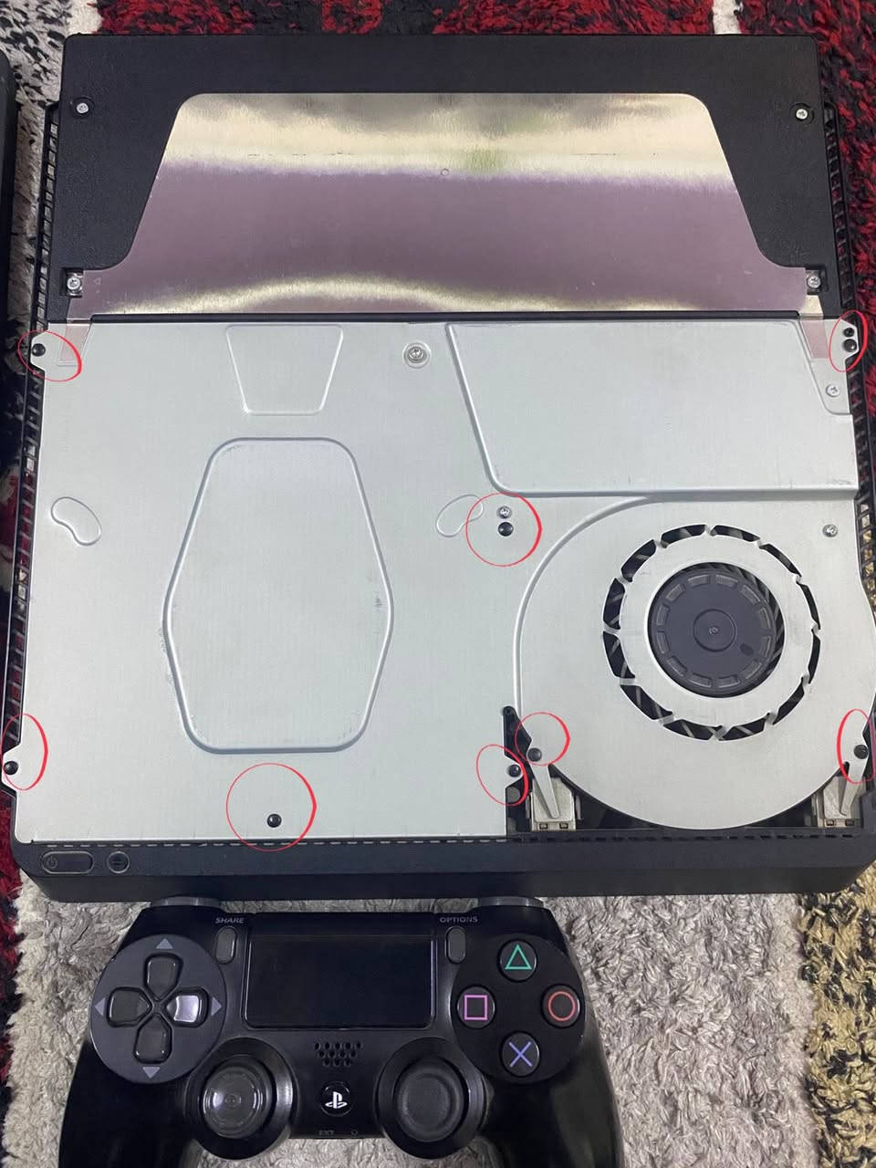 الجهاز لوك ستيكر ما مفتوح واذ اتريد تتكد ما مفتوح من هذني النقاط السود المشر داءره حمر اذا موجودات بالجهاز تحسبهن 8يعني ما مفتوح والمفوت يخلون ابداله هذني النقط السود براغي اصغار جهاز بلي 4سلم ويا حساب اول لاين بي فيفه 24 ولعبه  صباق سيارات ويا لعبه مال ابطال الخارقين مثل التكن وبي حساب فورت نأيت مشحون بي شخصيات مشتريهن ويده مال بلي اصليه وجهاز يوبي اس نضيف بس تبدل بطاريه يمكن سعرهه 15الف البطاريه ويرجع شغال وايراته كاملات وكارتونه الابلي موجوده كل هاذه 265الف وبي مجال المراسله خاص وعل رقم ***********
