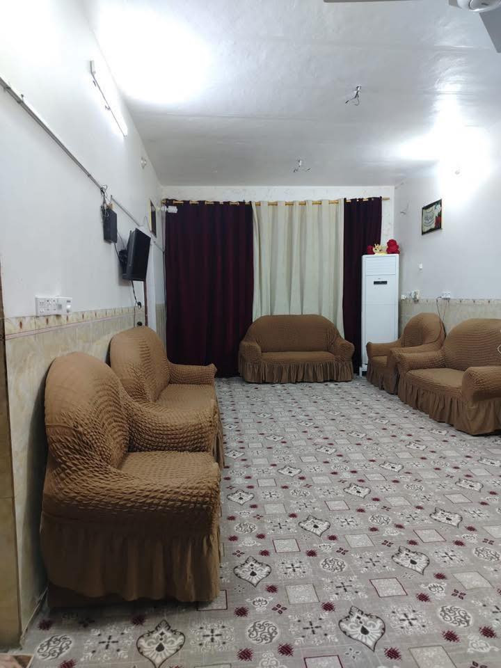 دار سكني للبيع...حي الزهور.قريب عل الشارع الرئيسي للبريد.
طابو صرف 250 متر ...
يتكون من غرفتين +صالة +صحيات داخلي وخارجية +مطبخ+استقبال+كراج سيارة وحديقة ومخزن خارجي أرضية مرمر تركي سطح شتايكر بناء حديث... للاستفسار الاتصال عل الرقم ***********
