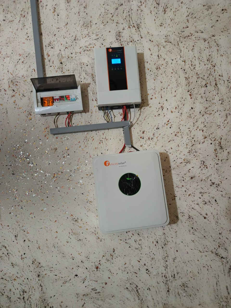 بعونه تعالى 
تم #تنصيب #منظومه #طاقه #شمسيه 

8امبير نهاري. و5امبير ليلي 

في #قضاءالحويجه  #عباس النمله
#للخال سيد نوري السيدالنزال    

مكونات #المنظومة 

🛑عدد الالوح 4. 625w

 🛑ضمان الالواح10سنه وبعمر افتراضي 25سنه 
🛑جهاز انفيرتر 3kwنوع فلستي  بضمان 2سنه 
🔴بطاريه فلستي #5kw بضمان 5سنوات 
مميزاتها طفايه ضد الحريق 
🔴حديد مغلون ضد الصداء  1.5ملم 

🔴🔴يتوفر  انواع الطاقات المنزليه والزراعيه  🔴🔴#اسعار مناسبه

*********** عبد الكريم 
***********  فراس
