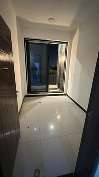 شقه لايجار طابق 3 بلكونه تحتوي على صاله  و 2غرف نوم وملحقات موقع الشقه...