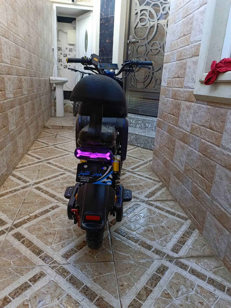 🛑ماطور {R9} ...2025🛵
🛑باب اول الاصلي{نوع ولي}👌
🛑يحتوي خمس بطارية كبيرة الحجم{32}فولت وبحالة جيدة جداً  بل اضافة الى شاحنة اصلية
🛑ملف1500
🛑شاشة بلوتوث +سماعة بلوتوث🎧
🛑دبل وقافية جانبية وخلفية🦯
🛑كهربائيات كلها شغالة💯
🛑لايت زينول عالي ناصي 🫵
🛑اشاير يمين يسار +دبل اشارة▶️◀️ 
🛑لد محيط بل لايت متغير الالوان 🌈
🛑بك لايت متغير الالوان 🌈
🛑لدات فوق التايات متغيرة الالوان🌈
🛑استاند تلفون📳 
🛑ويحوي أيضاً زوج مرايات وذراع بايدار 
🛑النضافة كدام العين 
🛑السعر 450
🛑للتواصل:***********
🛑العنوان موصل الجانب الايمن مشيرفة الاولى
