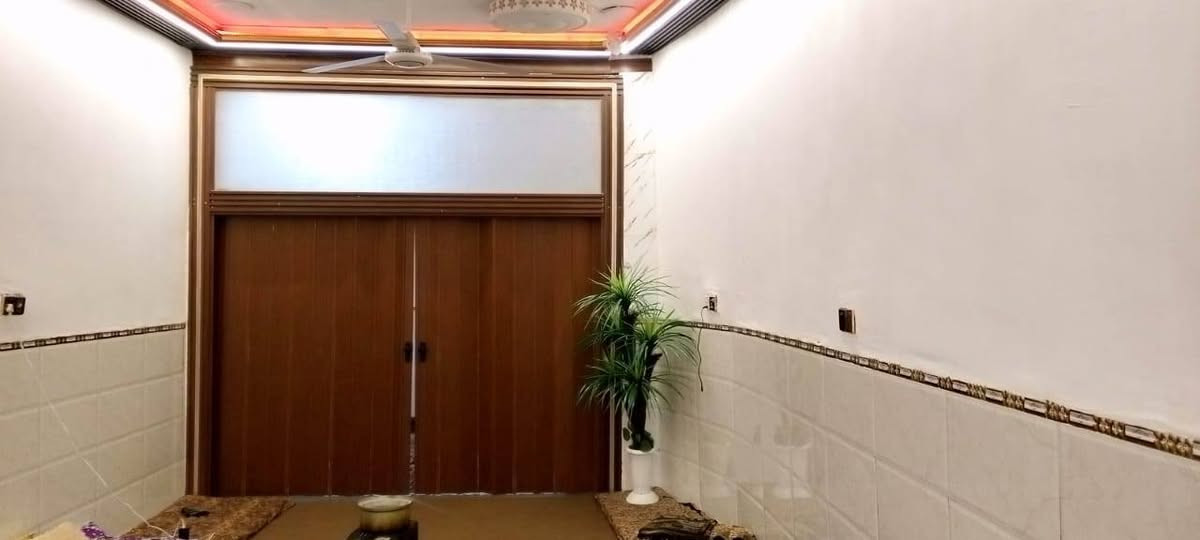 سلام عليكم بيت للبيع مساحه 120 متر البيت كامل من كل شي بي كراج كبير خدمات كامله ماء كهرباء مجاري  العنوان حي الصدرين للاستفسار  ***********
