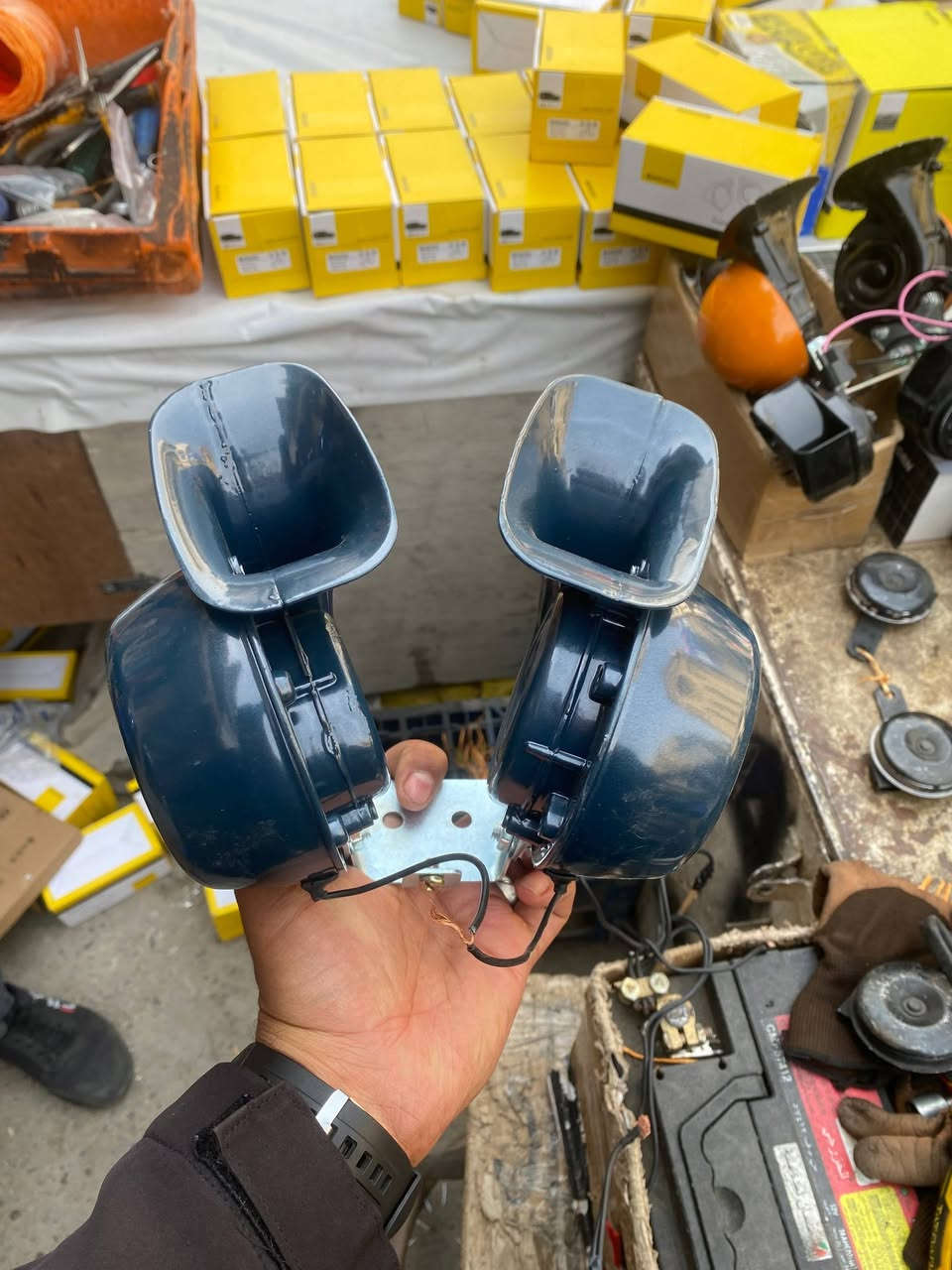 سلام عليكم جميع غراض السيارات سلفات بنواعهه شبابيك النتره بنواعهه هورنات ماصدات بنواعهه كلشي موجود متوفر توصيل جميع محافضات ***********
