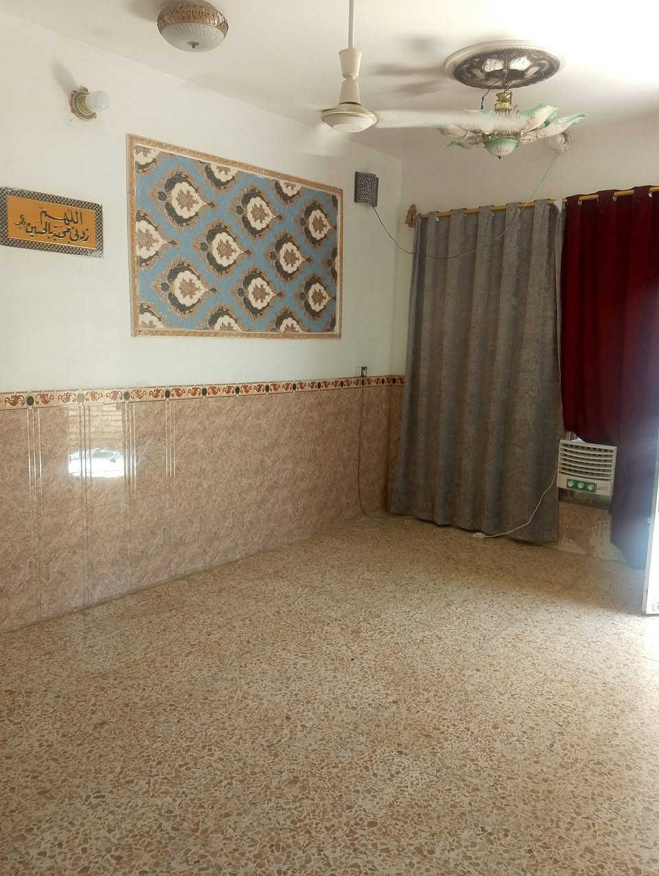 السلام عليكم
بيت للبيع بحي الجاسمية يم البزل قرب مولده صلاح
مكون من غرفتين2 وصاله واستقبال ومطبخ وصحيات خارجية
البناء بلوك بس الصحيات والحايط المامي طابوك
زراعي
مساحتة 150 السعر 35 وبي مجال
الرقم ***********
وبي واتساب ومتواجد بل فيس
