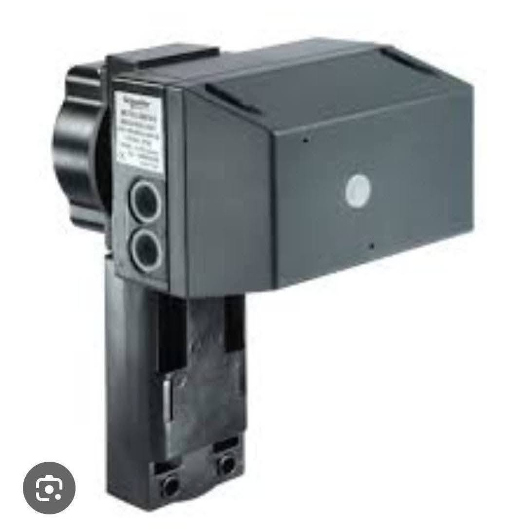 🔥 للبيع | Schneider Electric Spring Return Valve Actuator – M700-SRSU 🔥

متوفر Valve Actuator أصلي من Schneider Electric، مناسب لأنظمة HVAC وBMS.

✅ Model: M700-SRSU
✅ Power Supply: 24V AC/DC
✅ Spring Return
✅ Protection: IP55
✅ Made in Italy 🇮🇹

الاستخدامات:
✔️ Chilled Water Systems
✔️ Hot Water Systems
✔️ AHU & FCU
✔️ HVAC Control Valves
✔️ Building Management Systems (BMS)

المميزات:
🔹 أداء عالي واعتمادية من Schneider Electric.
🔹 استجابة سريعة مع خاصية Spring Return لزيادة الأمان عند انقطاع التغذية.
🔹 مناسب للمشاريع الجديدة وأعمال الصيانة والاستبدال.

⭐ المنتج جديد ولم يُستخدم.
💰 سعر مميز جدًا لأنه فائض مشروع (Project Surplus)، لذلك أقل من سعر السوق.
📦 الكمية محدودة.

🚚 الشحن متاح .

📩


**إذا كنت صاحب هذا الإعلان وتريد حذفه لأي سبب، رجاءا أرسل رسالة إلى الدعم الفني**