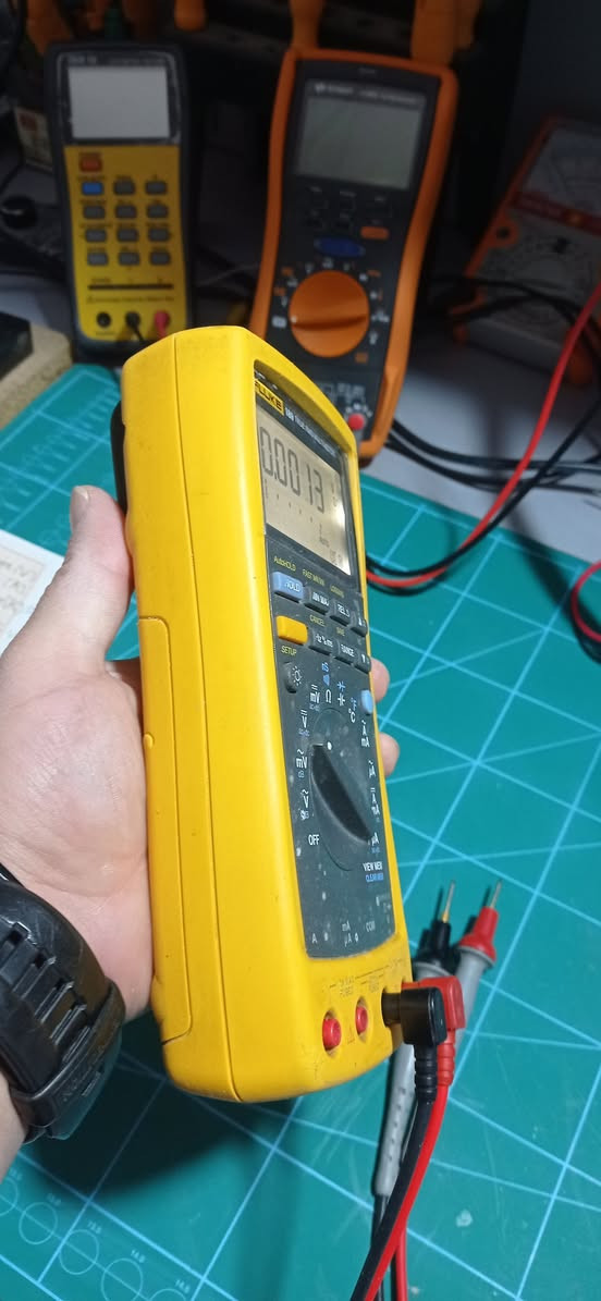 جهاز ملتيميتر فلوك FLUKE 189 غني عن التعریف مع كابل فحص بروب ماستر الاصلي الجهاز مستخدك وشغال كامل كما موضح بالصور الجهاز يضاهي عشر ملتيميترات كلاسيكية لدقته وسرعته العالية و المنبهات والخصائص المتقدمة التي فيها يعتبر احن جهاز للتصليح للاستفسار والسعر خاص .


**إذا كنت صاحب هذا الإعلان وتريد حذفه لأي سبب، رجاءا أرسل رسالة إلى الدعم الفني**