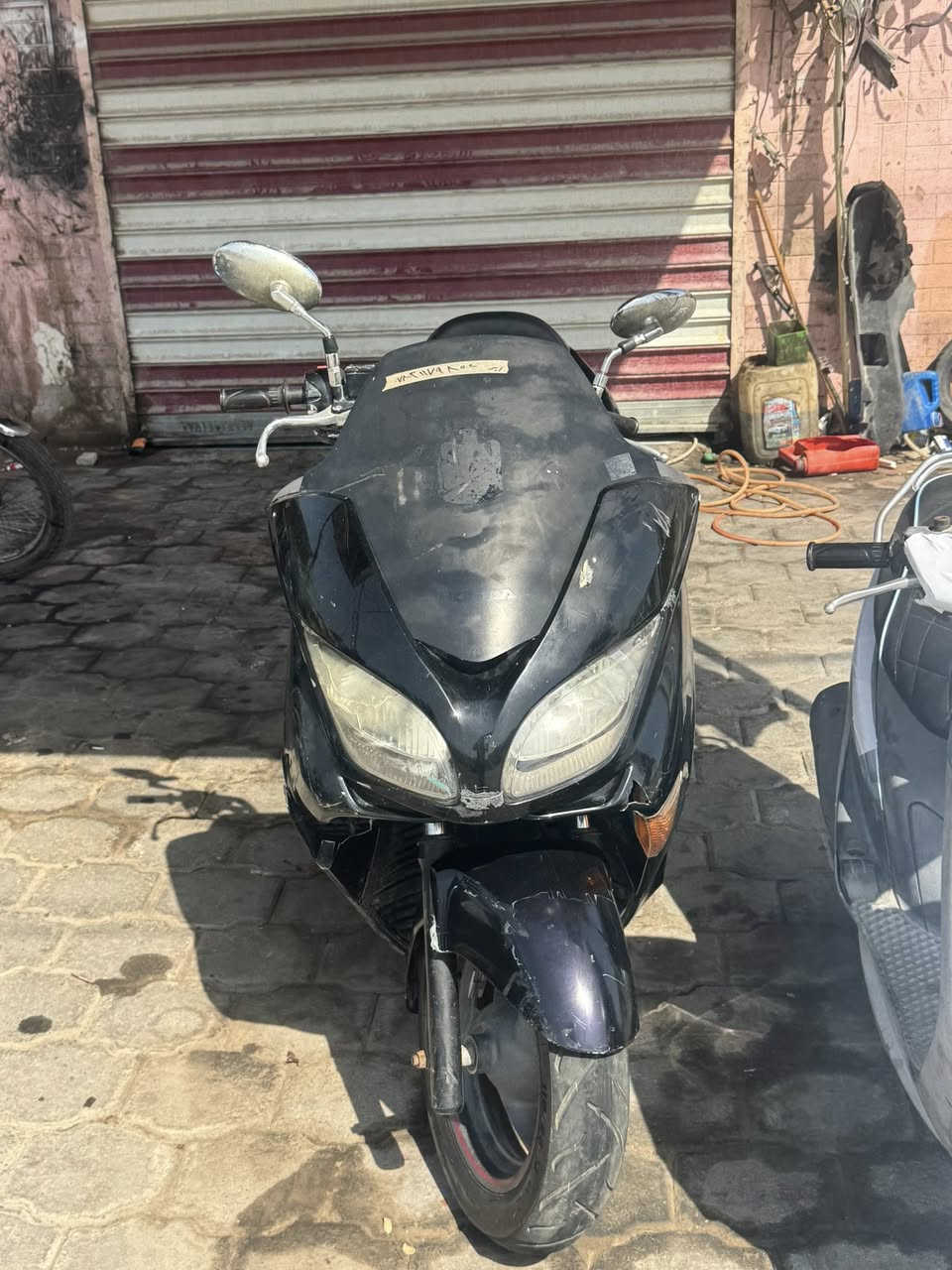 السلام عليكم 
فورزه 08 
بالاصل كير بس اني عميتها
لايت زنون
البكلايت كريستال
شلعه ومعدل ١١٠ 
بيها ضربه بالبجم مثل ما موضح بالصوره بسيطه كلش والاشاره موجوده
كلوب بالجنطه 
للبيع مكاني كربلاء
واتساب ***********
وخاص مفتوح
