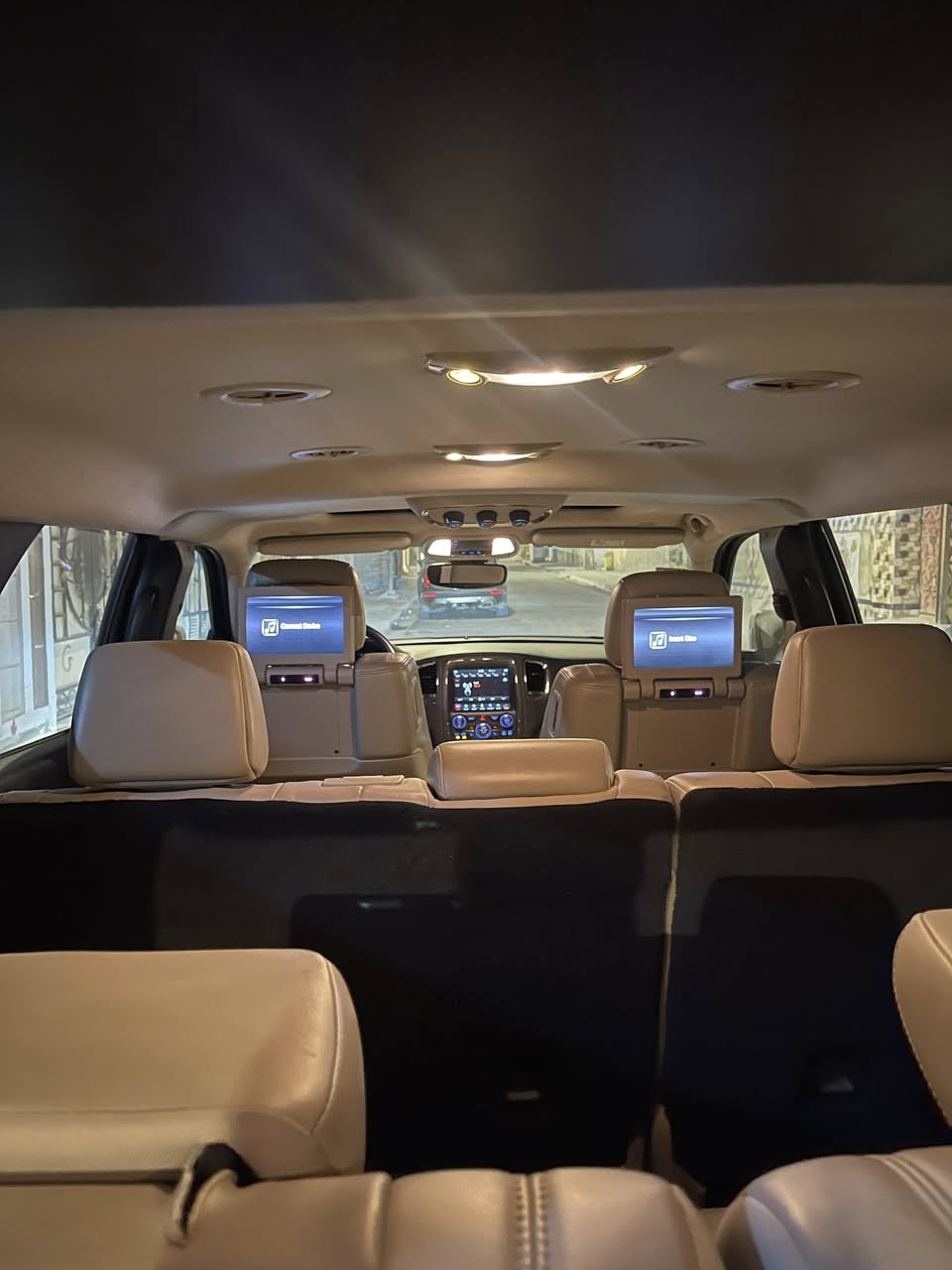 السلام عليكم
دودج دورانكو 2019 Gt plus خليجي 
وكالة هارلم
تقريبا فول مواصفات
نقاط عمياء
ثلاث شاشات
سلايت روف 
اشاير بالمري
صندوق كهرباء
خزن كشن
مري قلاب
كشنات جلد
هوك خلفي
ليد زنون بلادي
ماشية 85000 كيلو متر
وباقي المواصفات معروفة بالنسبة للدورانجو
مواصفات الGt plus غني عن التعريف 
بيها تكحيلات وامور بسيطة مع اطلاقات نارية طائشة بسبب نزاع عشائري بالباب وتم عملها بصورة صحيحة موضحة بالصور 
رقم اربيل منتهية السنوية بشهر الثامن بإسم شركة
السعر 300 وبيه مجال 
العنوان : بصرة
للاستفسار: ***********
