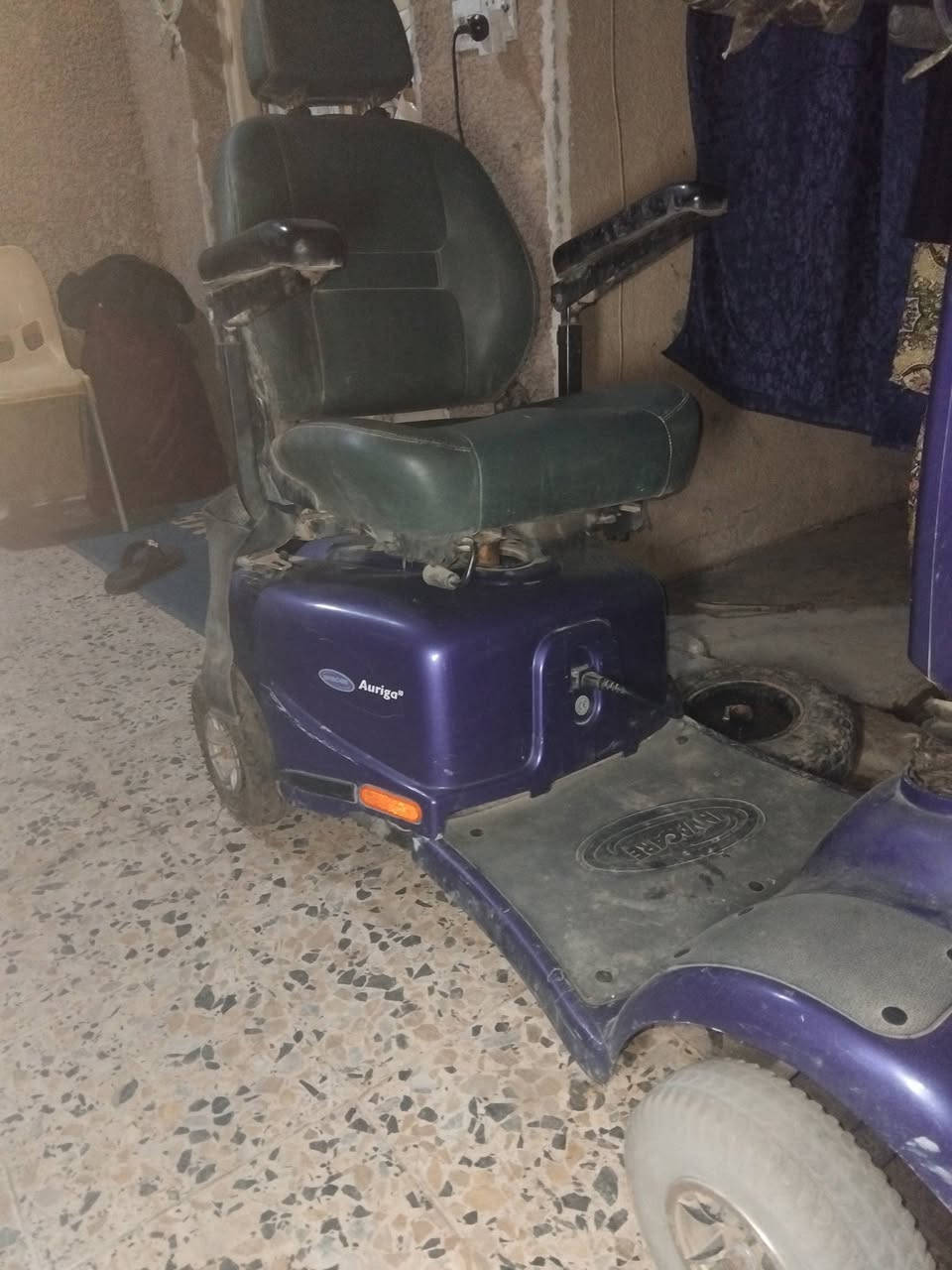 سياره مال معوقين نقصها ويلكب وتاير ونقص بطاريات لان متروكه صارلها سنه وسياره يابانيه اصليه اكسل قفلها ١٢٥ العنوان بغداد الشعب للاستفسار ***********
