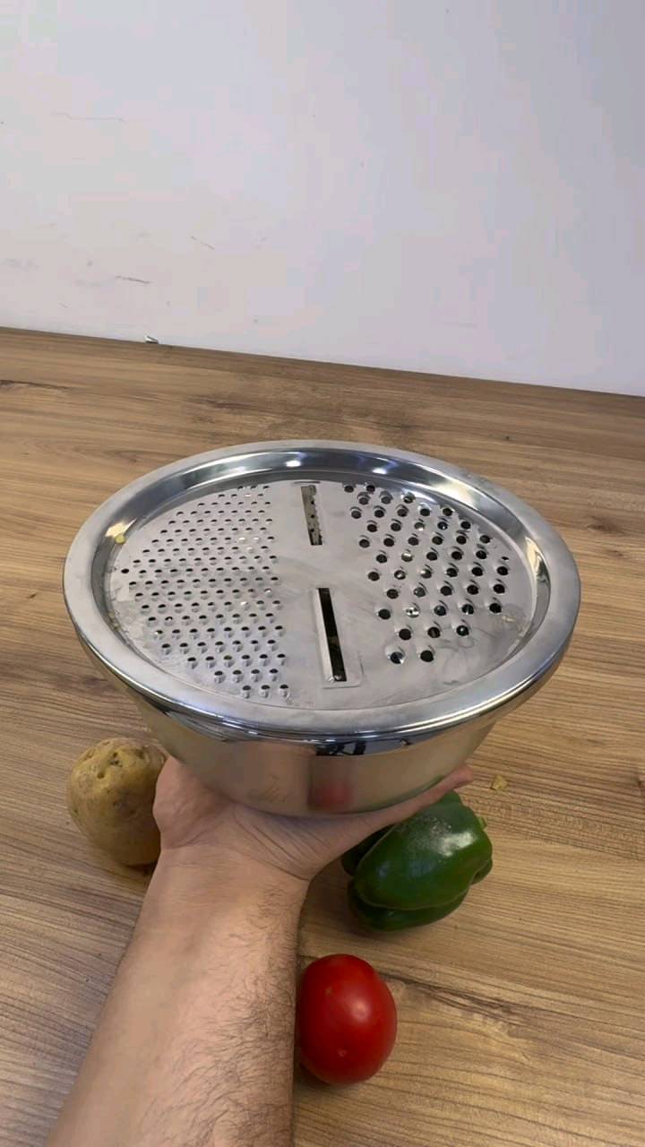 طقم أوعية ستانلس ستيل متعدد الاستخدام مع مبشرة – 3 قطع

الاستخدامات:

لغسل وتصفيه الخضروات والفواكه بسهولة.

لخلط العجين أو تقليب المكونات في المطبخ.

لتصفية الأرز والمعكرونة بعد الطهي.

لبشر الجبن والخضروات أو إعداد السلطات بسرعة.

مناسب أيضًا لخلط البيض أو العجين الخفيف.

المميزات:

مصنوع بالكامل من ستانلس ستيل عالي الجودة مقاوم للصدأ والتآكل.

تصميم ثلاثي الطبقات: وعاء كبير، مصفاة مثقبة، ومبراشة غطاء معدنية.

المبشارة تحتوي على فتحات متعددة الأحجام لتناسب أنواع التقطيع المختلفة.

يمكن استخدام كل وعاء بشكل منفصل أو متكامل حسب الحاجة.

سهل التنظيف ولا يحتفظ بالروائح أو البقع.

آمن للاستعمال مع الأطعمة الساخنة والباردة.

تصميم أنيق وعصري يضيف لمسة جمالية للمطبخ.

قطر الوعاء: 27 سم، الارتفاع: 11 سم.

محتويات الصندوق:

وعاء ستانلس ستيل رئيسي.

مصفاة ستانلس ستيل مثقبة.

غطاء مبراشة متعددة الاستخدام.

الملاحظات:

بلد المنشأ: الصين.

قياس الكارتون: طول 28 × عرض 12 × ارتفاع 28 سم.

ينصح بتجفيف القطع بعد الغسيل للحفاظ على اللمعان.

لا يُستخدم داخل المايكروويف.
