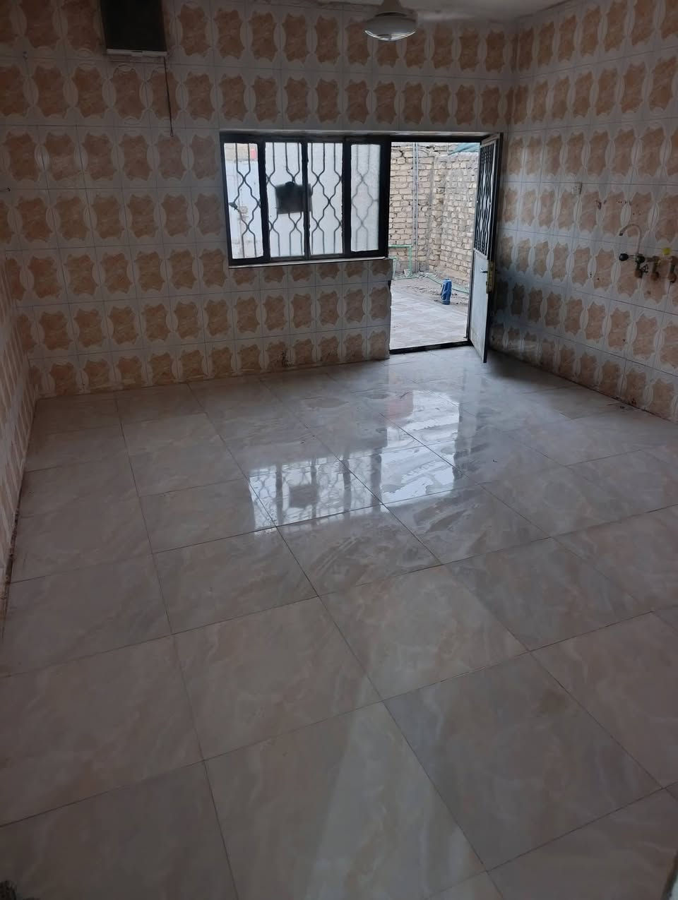 بيت الايجار شارع 80محطه اضواء الحله مقابل مول نون سعر لايجار 350وبي مجال قليل الاستفار الاتصال ***********
