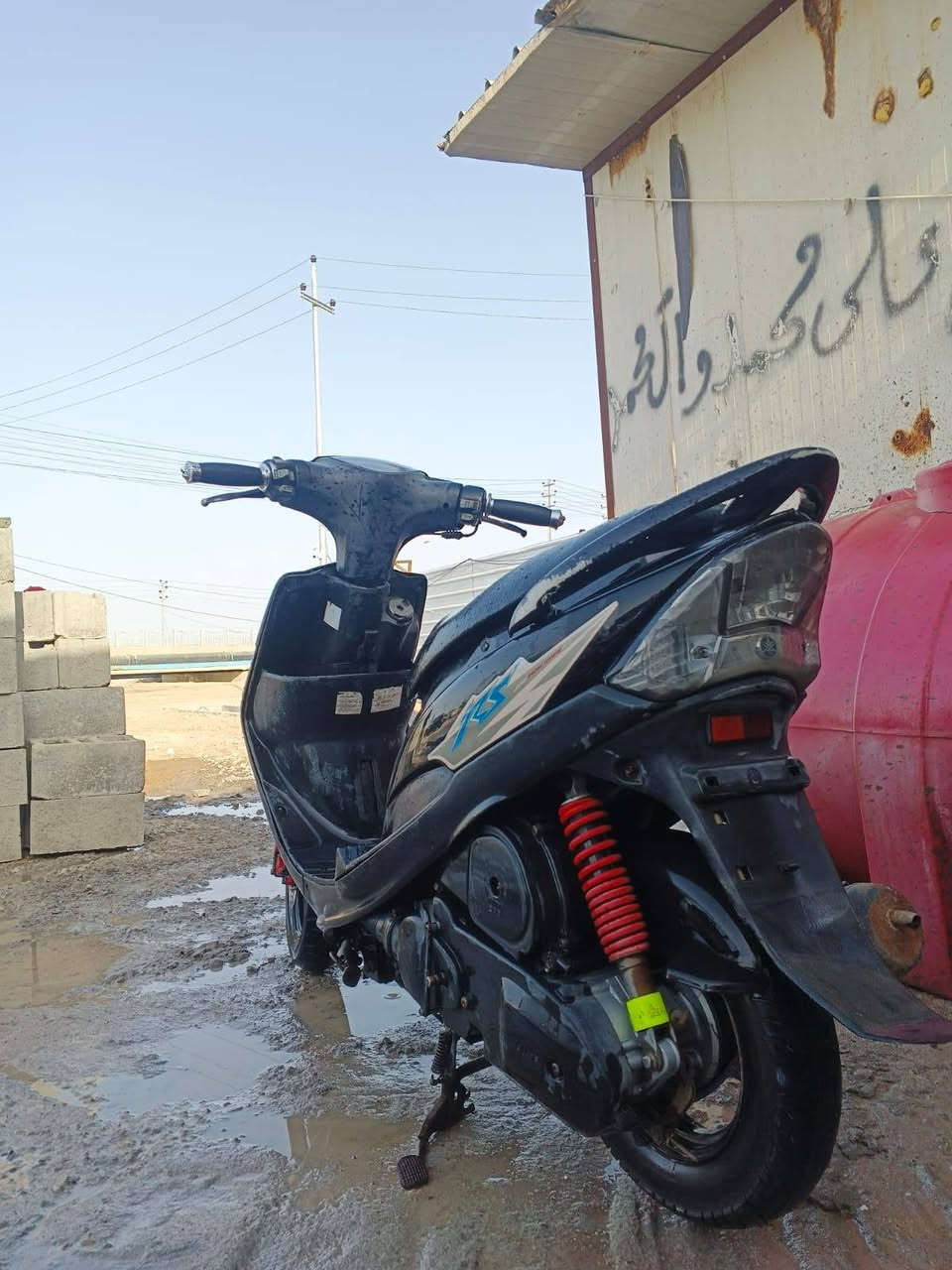 السلام عليكم 
الدراجه صارله 3اشهر من نازله رمبه وكيل أوراقه موجوده كلشي شغالي تعال شغل وروح الدراجه كله ختم واحد السعر 850او مراوس ب مامس لو بوليس العنوان البصره التنومه  رقمي ***********
