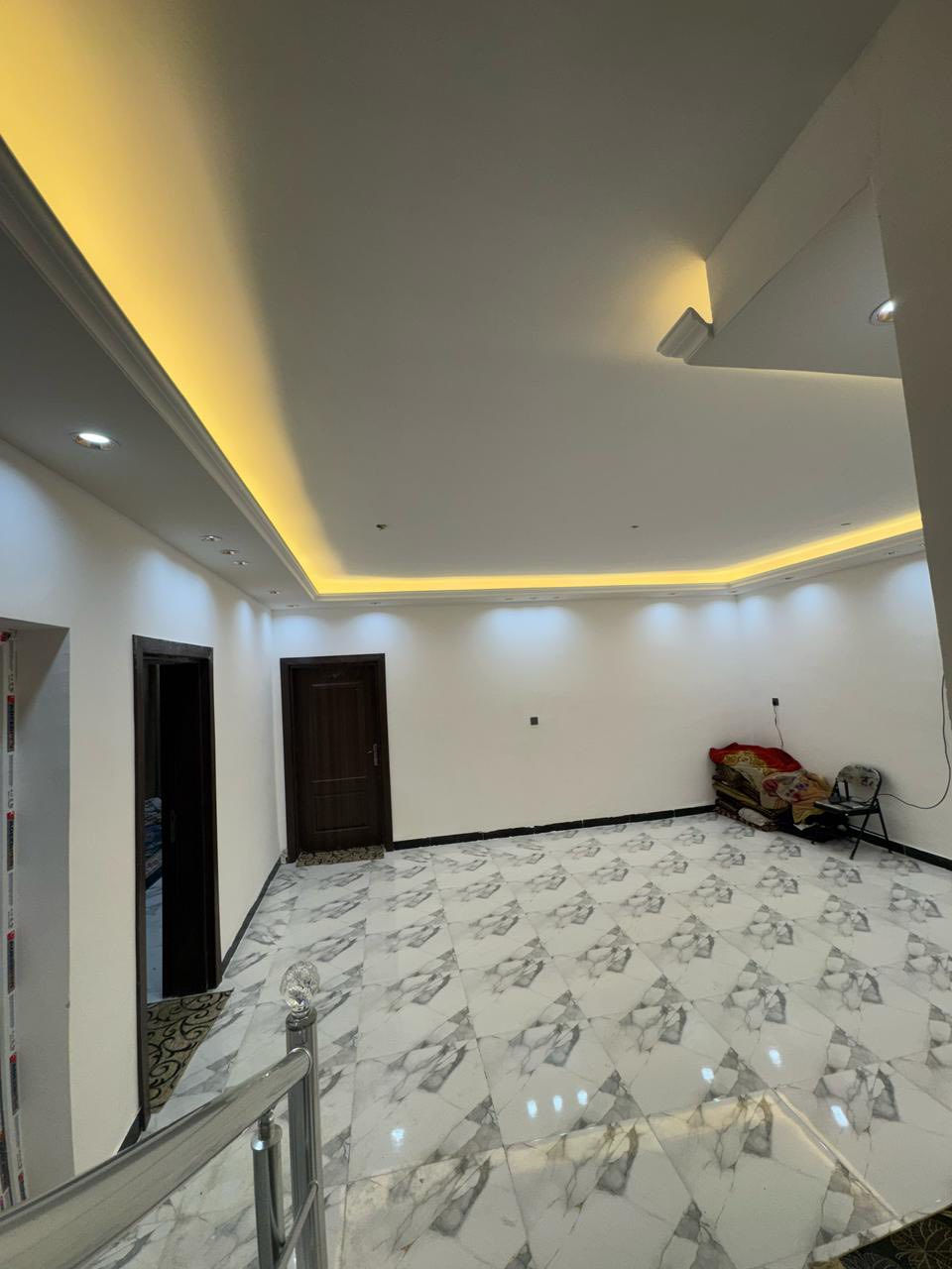 السلام عليكم
دار للبيع مجمع السلام السكني عمود رقم ١ 
خريطة خاصه تختلف عن خريطه المجمع 

مساحه 215 شارع 11 بناء طابوك درجه أولى 
استقبال 7\4
صاله عل المطبخ مساحه 60
غرف عدد 3
غرفه 7/4
غرف ثنين 5/4 +بلكونه تصلح غرفه مساحه 5/4
صحيات عدد 3
جاهز للسكن وعليه إضافات 
السعر مناسب جداً للاستفسار 
***********
