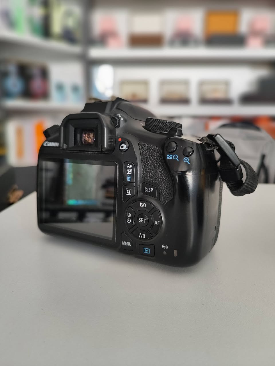 📸 للبيع كاميرا كانون Canon 1300D بحالة ممتازة ونظيفة
النظافة: 85 ـ 90%.
العدسة: الأساسية 18-55mm بيها مانع اهتزاز (IS) لصور ثابتة.
المميزات: تدعم الواي فاي (Wi-Fi) لنقل الصور للموبايل مباشرةً وبثواني.
الملحقات: البطارية الأصلية عدد(2) ، الشاحن الأصلي، وحزام الرقبة ققط.
💵 السعر: [190 وبيها مجال بسيط]
📍 الموقع: [الانبار - الرمادي] 
🚚 يتوفر توصيل لجميع المحافظات 
📞 للتواصل راسل الصفحة او اتصل على الرقم 
0785 869 8171
