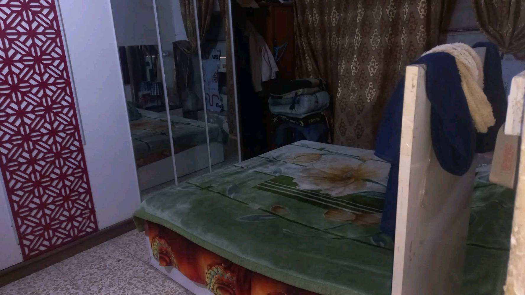 السلام عليكم بيت طابو صرف سند مستقل مساحة ١٤٤ متر الواجهة 9 ثاني بيت عن الشارع خدمات كاملة تبليط ومجاري وكهرباء وماء وانترنت ضوئي وبرج العنوان الزعفرانية محلة ۹۷۰ قرب طريق سدة الجنابيين  والسعر خاص

