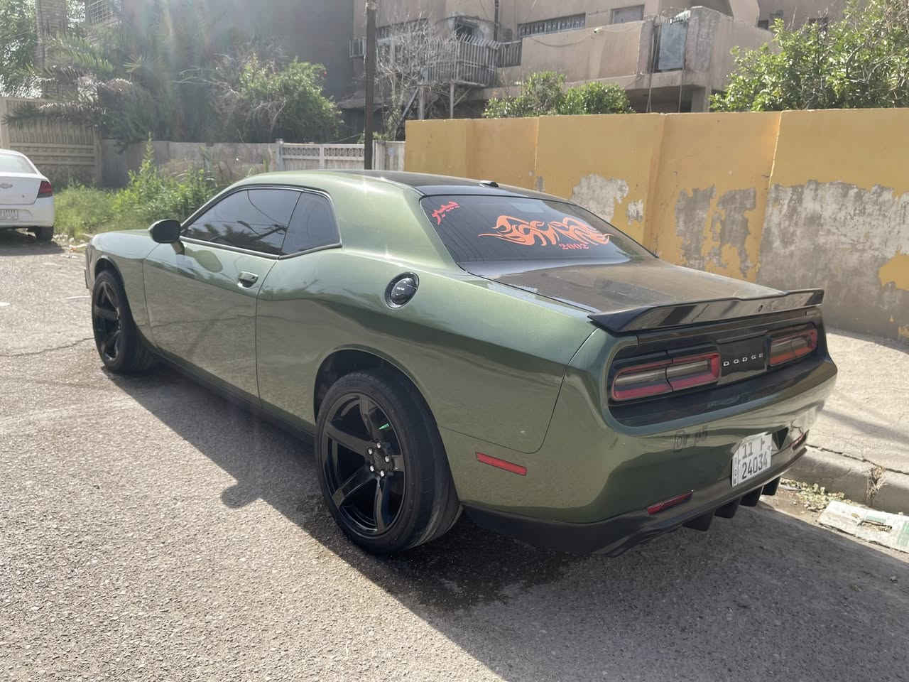 السلام وعليكم جالنجر ٢٠١٨ اصل فول عده الفتحه السياره بمريكه كلين بدون ضربه حادثه تخريب فقط او بل عراق صار بها ربع البنيد صفع والجاملغ الخلفي  والدعاميه صبغ فقط ويل الاصلي ابو النجمه خسفه قويه داخلها مشتغله ع لون السياره زيتوني وسود السياره مكينه كير كله كفاله دامه جديده للمكينه انسه ادوانز. البيع او مراوس. مكاني بغداد البلدياات ***********
