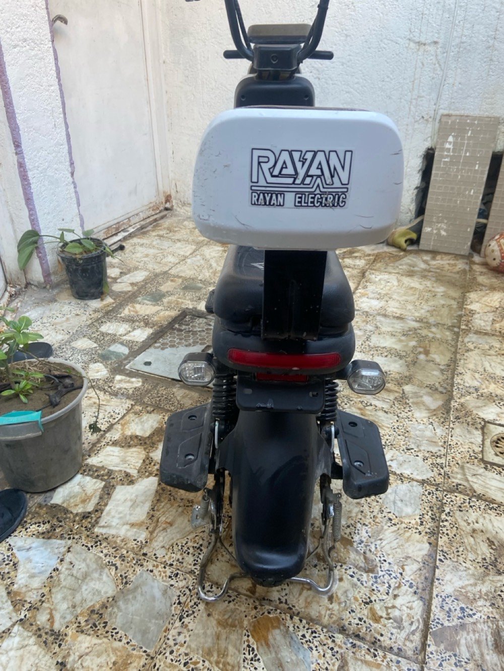 السلام عليكم شباب من رخصه الادمن المحترمين 
دراجه ريان للبيع 
حجم 14 
استعمال قليل 
كلشي شغال 
ملف 500
اشاير شغال كهربائيات كلها شغاله 
بيها نضام الp
تمشي 40 حقيقي 
للتواصل *********** 
مكاني بغداد 
السعر 250 وبيه مجال للطيبين 