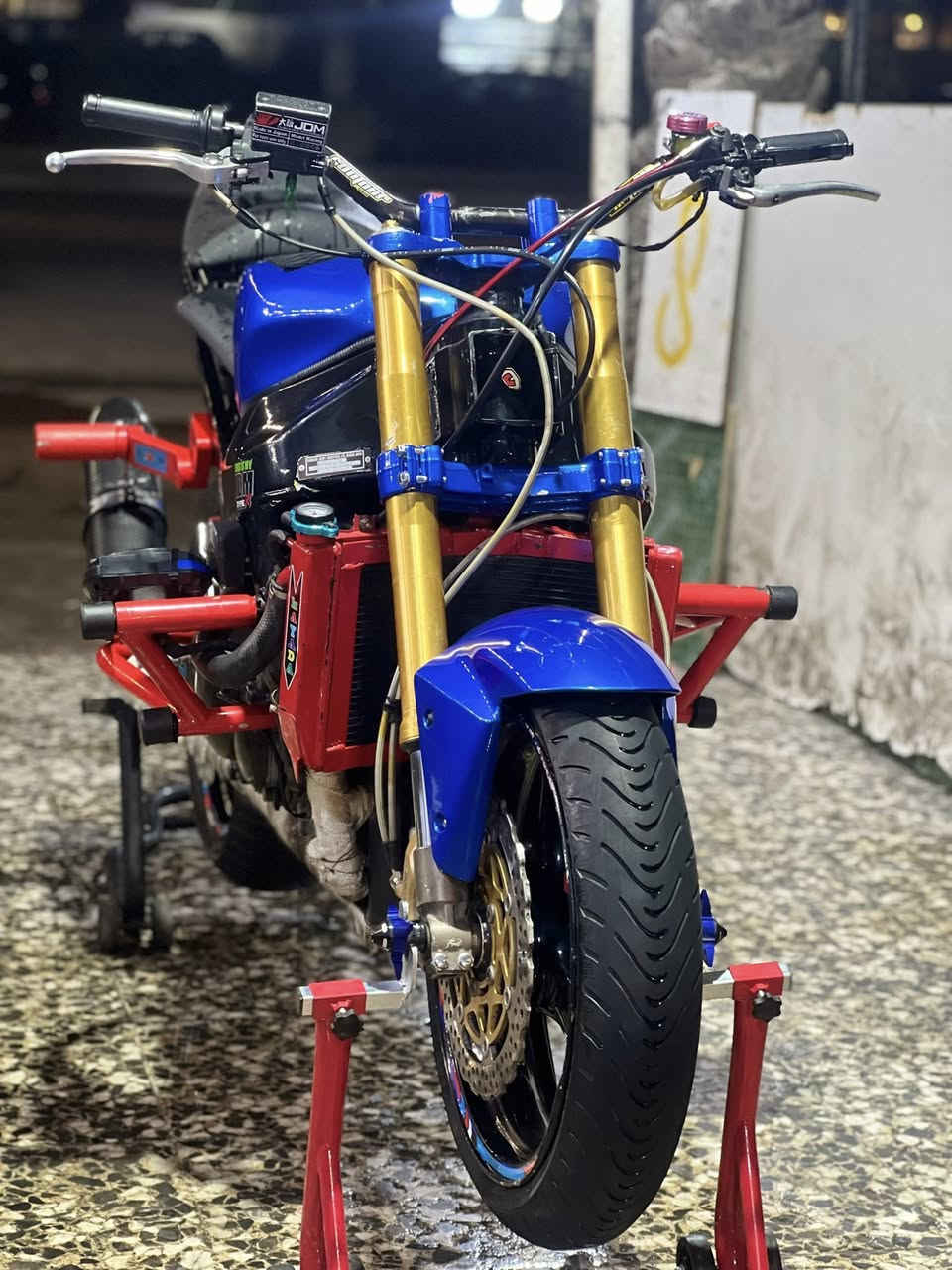 السلام وعليكم للبيع كاوسكي 2004
الدراجه اي برغي نقص ماكو 

تجي تفحص تخليها جمر وطفي وشغل نكره بكل وكت 

للبيع او مراوس بتي ماكس 

***********
