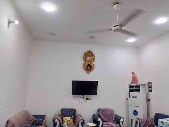 سلام عليكم بيت للبيع 200مترعل سياحي كاع توحيد قرب السكه يتكون من غرفتين وصاله ومطبخ وحمام وبراني بناء حديث عوزه المطبخ سيراميك سعر 95وبي مجال ***********ديوانيه
