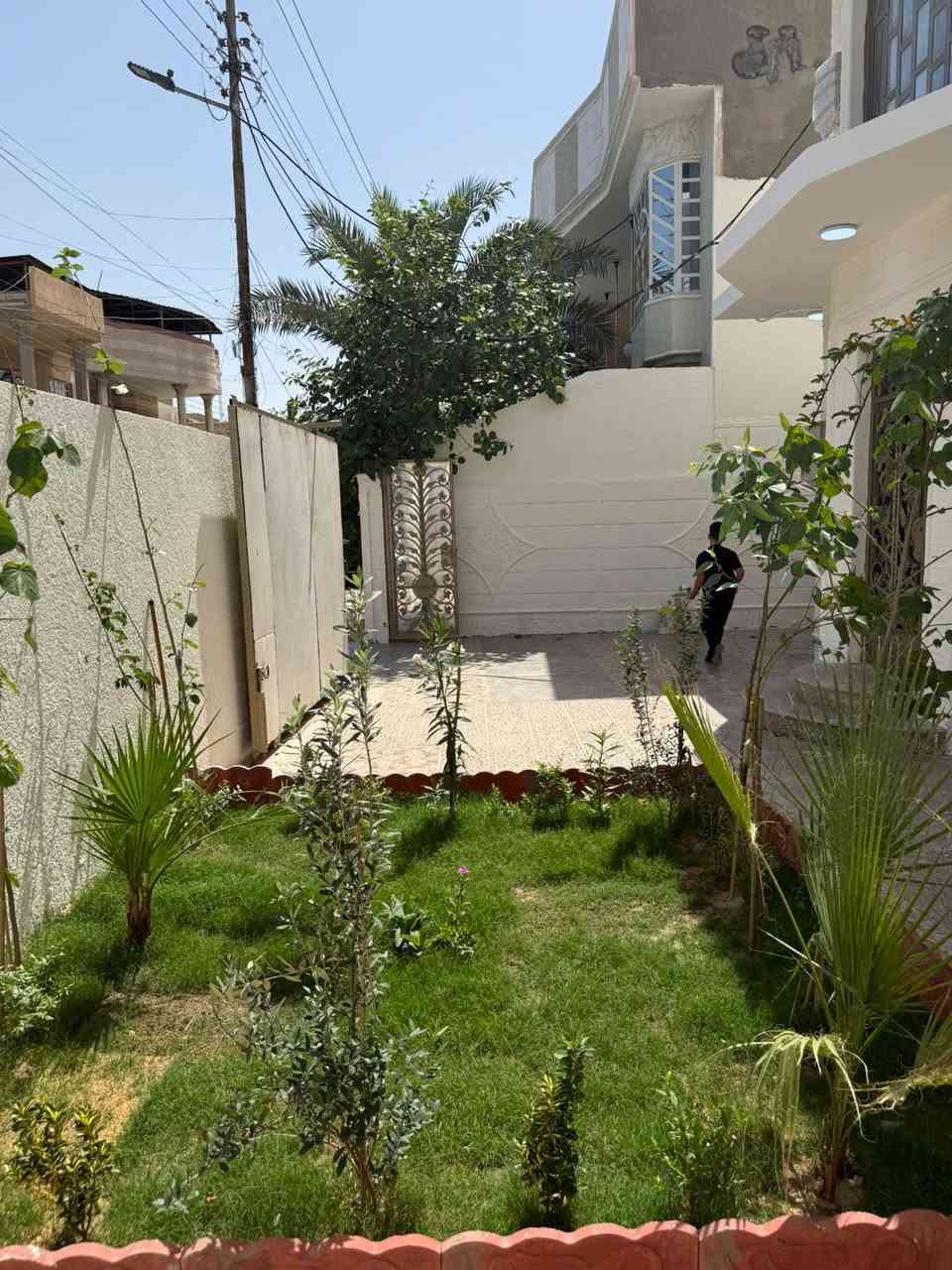 دار للبيع في الجبيله الخربطليه  

المساحه / ٢٥٠ م  
الواجه / ١٢.٥ م

الطابق الاول معزول عن الطابق الثاني

الطابق الارضي يحتوي ع:  
غرفه + صاله + مطبخ + استقبال + صحيات + حديقه + كراج

الطابق الثاني شقه معزوله تحتوي ع:  
٣ غرف + استقبال + مطبخ + صحيات + سطح

السعر / ٥٥٠ مليون

للاستفسار عقارات الاملاك  
التواصل ع الارقام التاليه:  
***********  
***********
