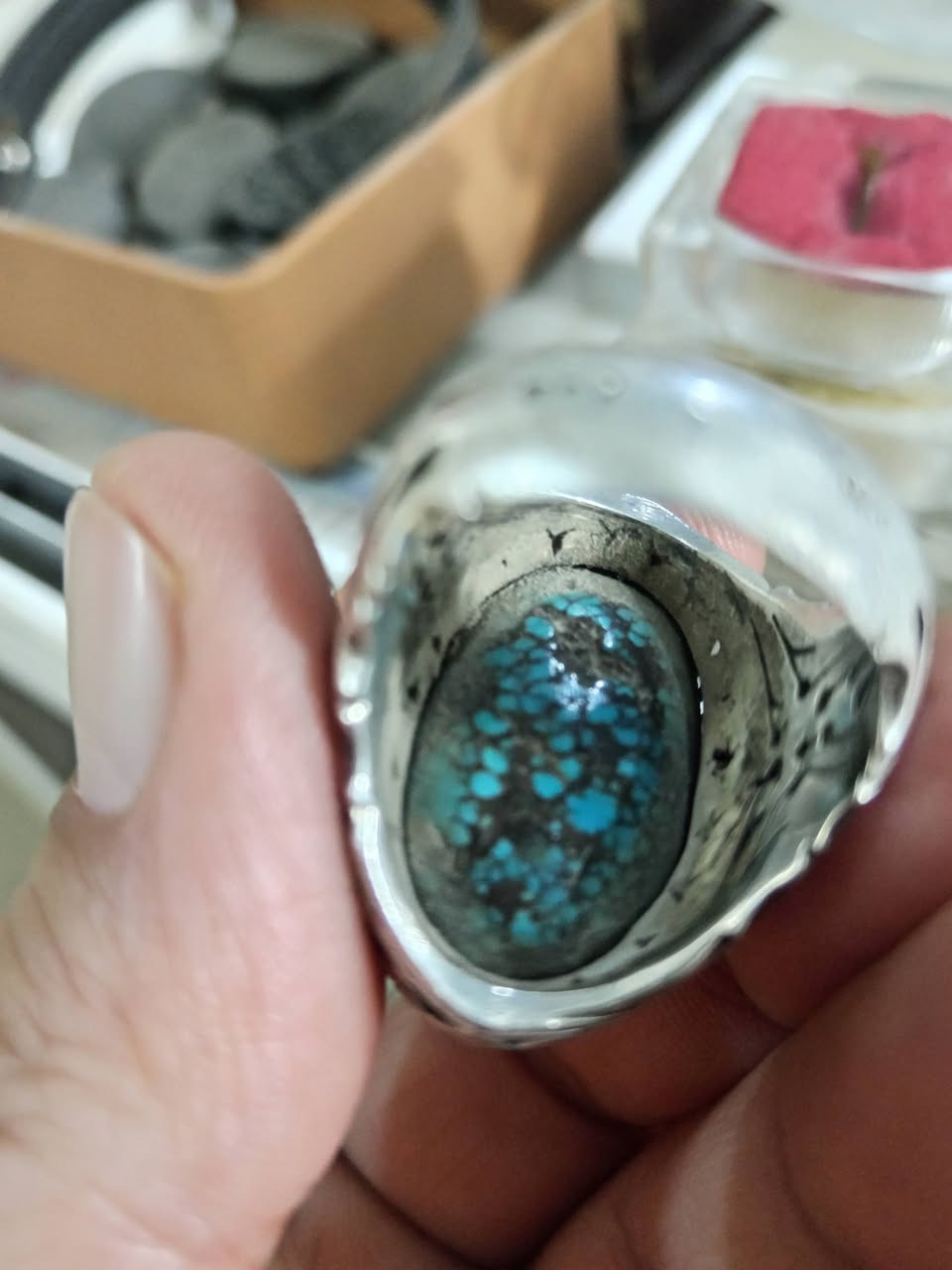 خاتم فيروز نيشابوري عنكبوتي طول الحجر ٣ سم وزن الخاتم ٢٨.٥ غرام صياغة ثقيلة سعر الخاتم ١٤٠ الف
العنوان كركوك ولدينا توصيل لجميع المحافظات وأي إستفسار الإتصال بالواتساب ***********
