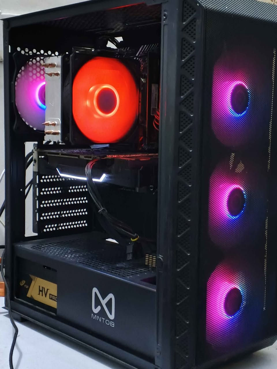 السلام عليكم 🌹 
حاسبة للبيع نضافة 100%
وحرارة القطع فوك الممتازه
تشغلك كل الالعاب والبرامج بكل سهوله
وضمان ضهر بشرط تشد ubs

المواصفات:
I5 10400
Cooler master red led
Asus h510m-k r2.0
16gb ram g-skill 2666mhz
Pny RTX 2060 6GB 
Samsung 256gb ssd
1tb hdd
500w fsp pro 80+
Mntob atx case with 4argb fans 
Windows 11 pro 25h2

السعر 665 الف مع التوصيل 🔥🔥🔥

تريدهه توصيل او تريد تجي وتفحص هله بيك
جامة الكيس موجودة شايلهه فقط للتصوير

عنواني بغداد السريدات الجديدة وره صيطرة الشعب 
للحجز خاص او واتساب:
*********** بغداد, العراق
