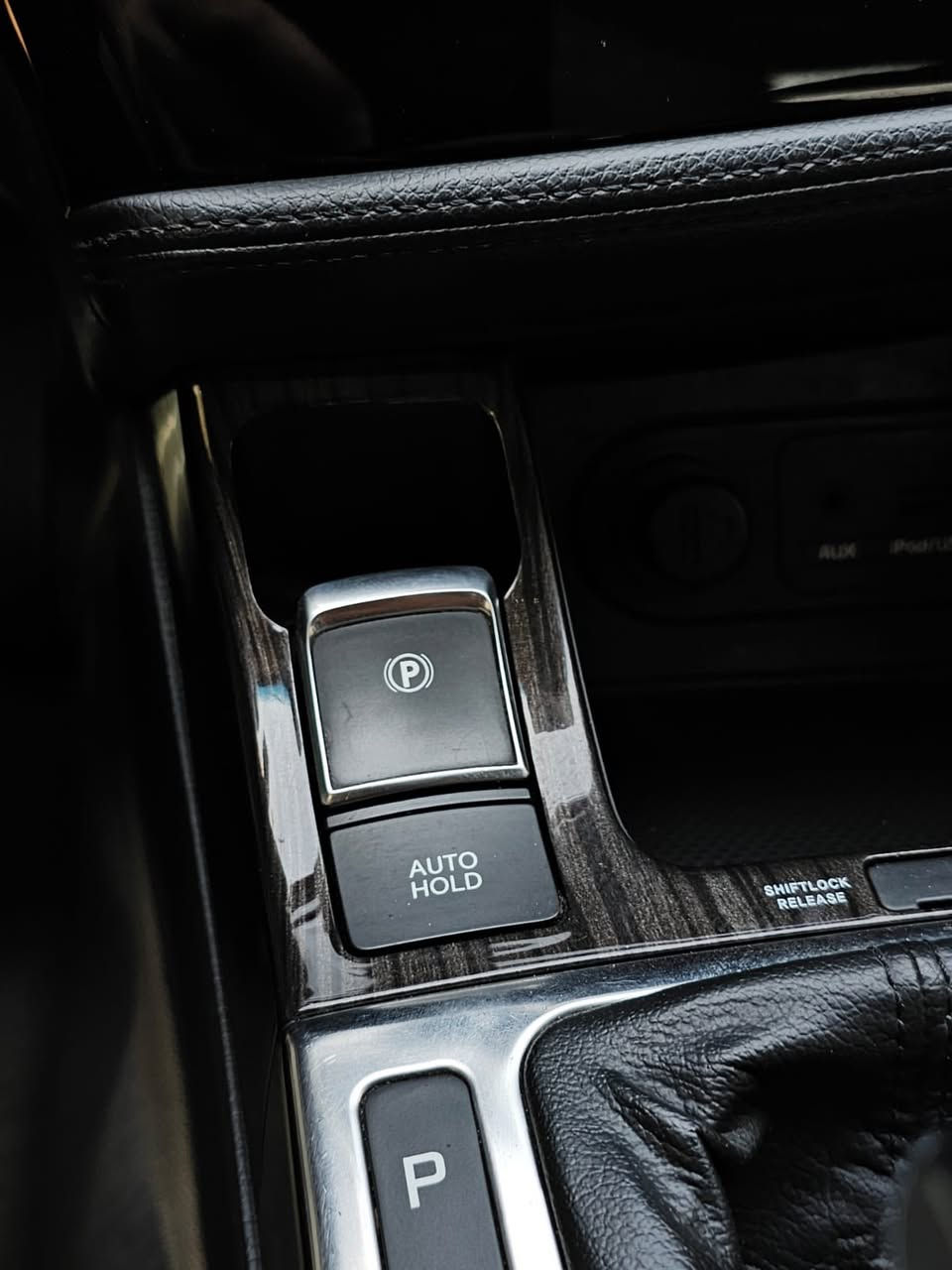 سلام عليكم
كياا اوبتما ٢٠١٤ vip
السياره فول مواصفات واحد على واحد 
بصمه 
محرك ٢٤٠٠ 
كشن كهربائي
سايد بريك بصمه 
بنوراما 
كشنات تدفى تبريد 
السياره فول الفول 
جاهزه كير ومحرك حداديه وصدر وتخم تاير اي نقص مابيه 
رقم سليمانية دولي بااسمي تريد تحويل تريد وكاله حاضر 
السياره كفاله عامه من الصبغ والسياره مغفله داخل وخارج بيه رصعه خفيفه فقط 
معروضه ب١٥٠$ وبيه مجال 
مكان السياره واسط نعمانيه 
***********
