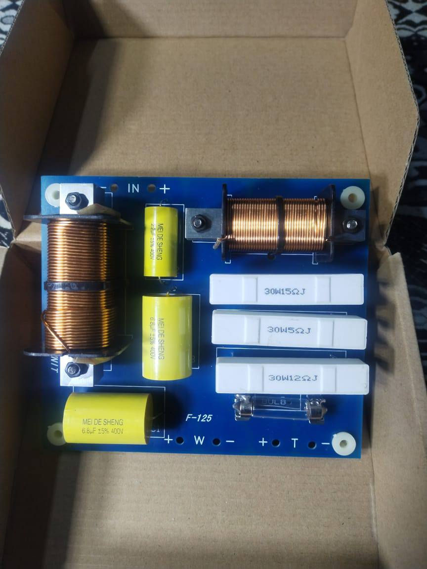 زوج سماعات 15 انج لبة اسوار وتويتر JBL اصلي 
مع كارت كروزفر 
السعر النهائي 400 الف


**إذا كنت صاحب هذا الإعلان وتريد حذفه لأي سبب، رجاءا أرسل رسالة إلى الدعم الفني**