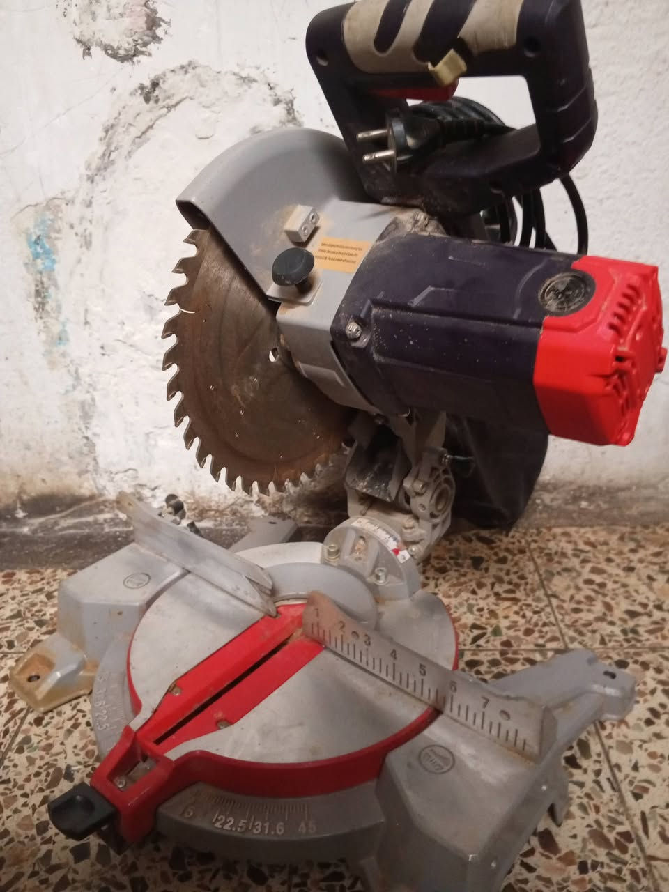 السلام عليكم كتر منشار اخو الجديد الحجم الكبير سعره ٧٥قفل المكان جميلة ***********
